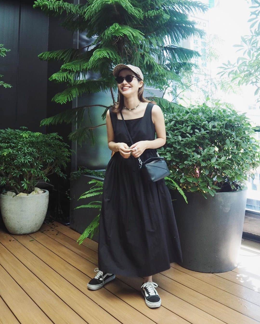 猪鼻ちひろのインスタグラム：「🐆🧢👟 夏、終わった🥺？ ヒールの靴や華奢アイテムと合わせて クラシカルに着るのも女性っぽさがアップして 背筋がシャンと伸びて好きだけど、 ワンピースにキャップとスニーカー、 カジュアルなアクセサリーを合わせて カジュアルダウンさせるのも大好き。  @from_chiro のお花ネックレスは こんなに人気者になるとは思いませんでしたが わたしも毎日のようにつけてます🌼 みんなありがとう♡ #ちひろのお洋服 #この前の #全身コーデ #こんな感じでした！ キャップとワンピースは今季のではないのです」