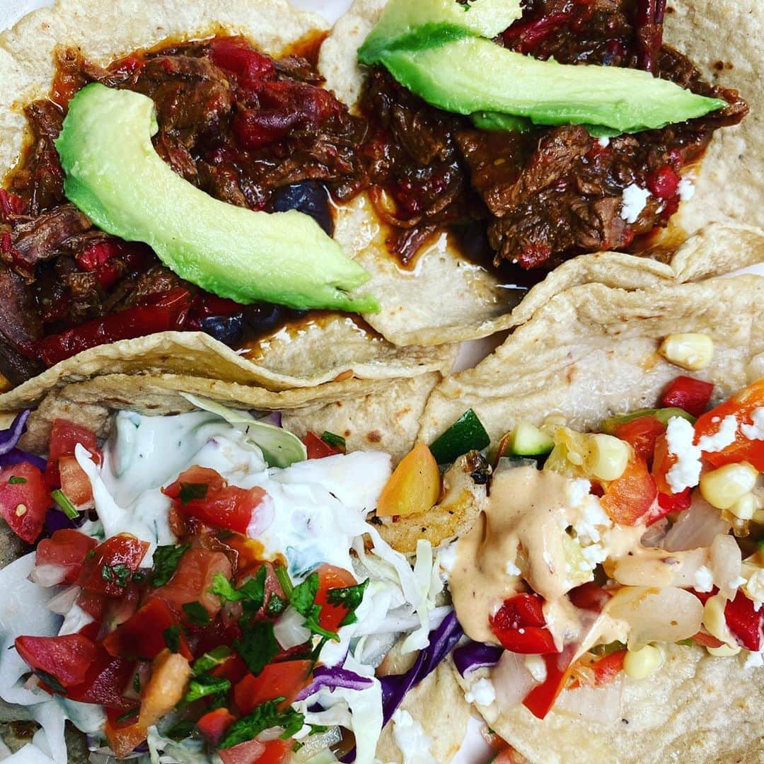 ケリスのインスタグラム：「Avocado is a great source of good fat to help sustain all the breast feeding . Homemade tortillas with Memphis and chili rub from GOLD MINE BOXES A and B shredded beef and veggie tacos . It’s important not to starve after the baby . We put a lot of pressure on ourselves to get back into our jeans , which trust me, is important to me . But being in good mental and physical health together is the key . So I’m eating more smaller meals a day and not eating late . My last meal I try to keep around 7-8pm . I’m a night owl so if you go to sleep early or want to get rest while baby is sleeping for example then adjust accordingly. But you should plan to be awake 3-4 hours after eating so you figure out what works for you . #selfawareness #selfcare #eatwell #foodporn .recipe for pulled beef is on my YouTube channel guys」