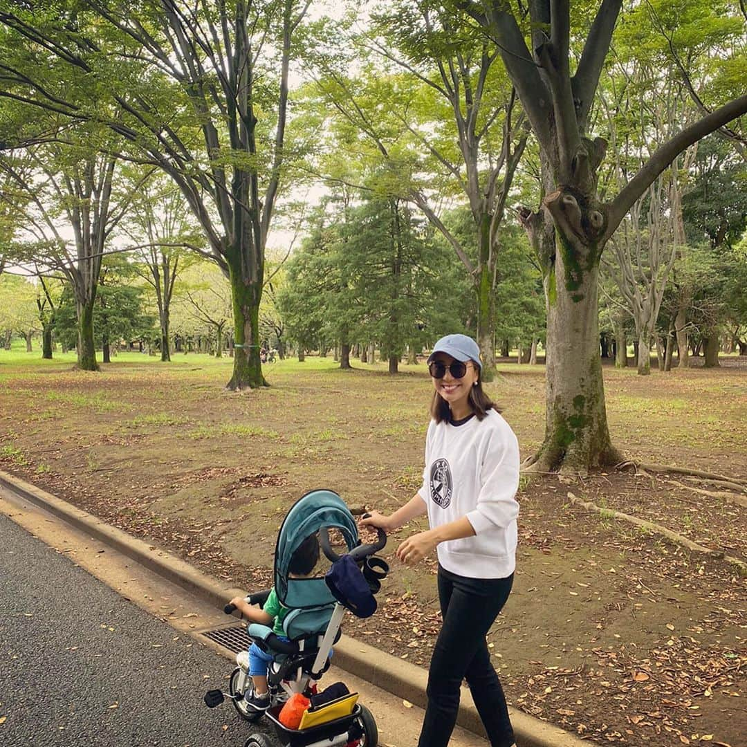 小川ひとみさんのインスタグラム写真 - (小川ひとみInstagram)「雨予報の合間に 早起きして公園へ🌳 大好きなワンちゃんに沢山会えたり、 これまた大好きな木の枝を集めて🍂 とても気持ちがいい季節に なってきました☺️🙏💕 #mamalife #sunday #yoyogipark P.S.昨日は沢山のコメントありがとう♡」9月13日 14時58分 - hitomy220