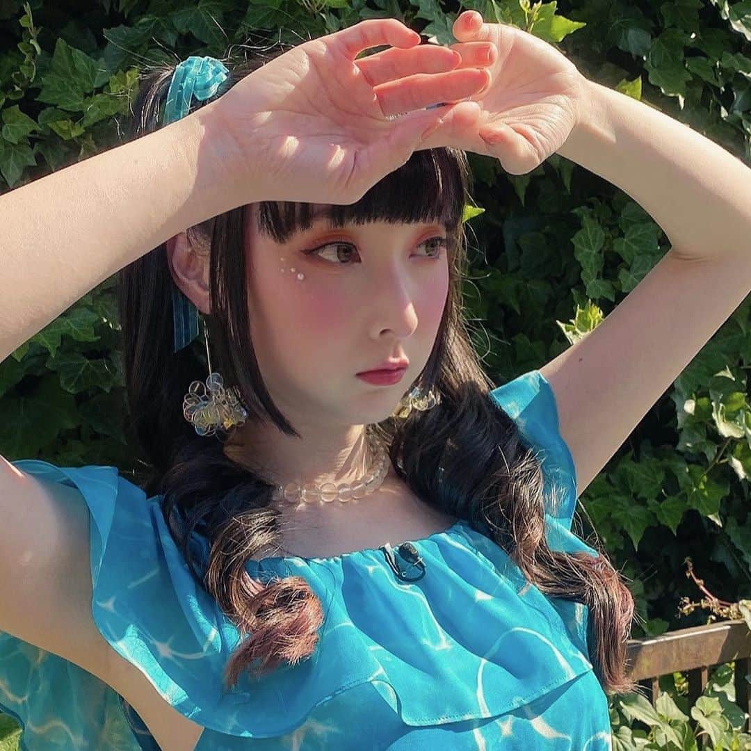 のインスタグラム：「So sunny☀️! 晴々〜☀️ . . MAKEUP BASE #potamini skin lotion  #larocheposay uxidea tone up cream  #shuuemura 🎁 unlimited foundation & concealer  #milanocollection impress powder EYE #lunasol macaron palette  #addictioncosmetics marigold  #kiwamifude chestnut eyeliner  #メイベリン mascara  michebloomin girly flair FACE #annasuicosmetics 🎁 blush  #maccosmeticsjapan 🎁 highlighter LIP #maccosmetics 🎁 sweet cameo lipstick  #operacosmetics lipstick . . #OOTD Dress: 🎁 #milkharajuku @milk__official_  Earrings:🎁 #theivytokyo @theivytokyo  . 👉🏻 #rinrindollootd #rinrinmakeup  . #rinrindoll #japan #tokyo #japanesefashion #tokyofashion #harajukufashion #コーデ #今日のコーデ #japanesemakeup #harajukumakeup #メイク #コスメ #オレンジメイク」