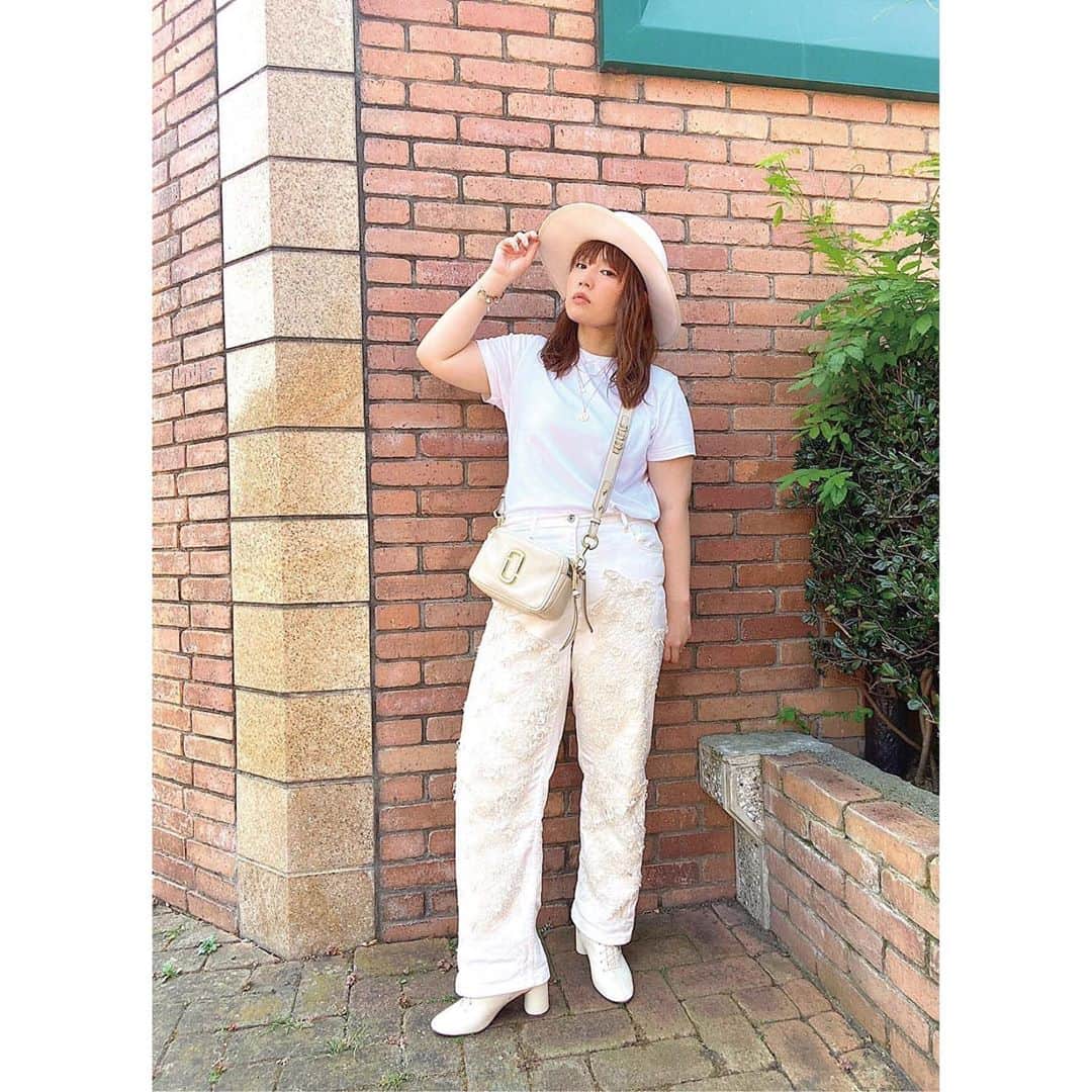 la farfaさんのインスタグラム写真 - (la farfaInstagram)「♡﻿ ﻿ 𝐥𝐚 𝐟𝐚𝐫𝐟𝐚 #ラファモリレー﻿ ﻿ 今回のテーマ「夏のお気に入りコーデ」﻿ ﻿ ﻿ ∞----------------------∞﻿ ﻿ ﻿ 皆さんこんにちは‼︎﻿ 小川みこです🌻🌻🌻﻿ ﻿ チャグさんバトンありがとうございます〜♡﻿ ﻿ バトン来るの﻿ めっちゃドキドキ💓してました笑笑﻿ ﻿ 今回のテーマ﻿ 私のこの夏のお気に入りコーデは﻿ 【ワントーンコーデ】です‼︎﻿ ﻿ もともと白のワントーンコーデは好きで﻿ 季節問わずやっていたのですが﻿ この夏はグリーンやピンクなどの色に﻿ 挑戦してみました⚡️﻿ ﻿ ワントーンコーデって難しいそうって﻿ 思われてますが﻿ ポイントを抑えちゃえば簡単‼︎﻿ ﻿ ポイントは﻿ ①色んな素材を合わせる﻿ 透け感のあるものや、綿、レースなど異素材を合わせることでコーデに奥行きがでます。﻿ ﻿ ②小物も統一感を持たせる﻿ 例えば白のワントーンだったら小物も﻿ 白ベースの物をセレクトする。﻿ ﻿ ③どこかにインパクトを持たせる﻿ ワントーンをのっぺりとしたコーデにしないためにどこかで締めないといけません‼︎だから、ヘアアレンジでも帽子でもベルトでもなんでもいいので1つ目線を奪う物を入れる﻿ ﻿ って感じです♡﻿ ﻿ 今後YouTubeでもコーデを﻿ 投稿しようと思っているので﻿ 良かったらチャンネル登録お願いします💫﻿ プロフィールにURLあります🌈🌈🌈﻿ ﻿ ではでは﻿ ﻿ 次のバトンは﻿ みんな大好きえんどぅーさん﻿ 【@﻿enduuu0765﻿】 よろしくお願いします🤲﻿ ﻿ ﻿ ∞----------------------∞﻿ ﻿ ﻿ 小川みこInstagramアカウント▷ @miiiiiiiico25 ﻿ ﻿ ラファモリレーでは皆様の﻿ 「ラファモに聞きたいこと」﻿ を大募集しております🤍﻿ ﻿ ぜひコメントでお聞かせくださいね😽♡﻿ ﻿ ﻿ #lafarfa#ラファーファ﻿ #ラファモ#ラファモリレー﻿ #ぽっちゃり#ぽっちゃりモデル﻿ #plussize#plussizemodel﻿ #小川みこ」9月13日 15時04分 - lafarfa.official