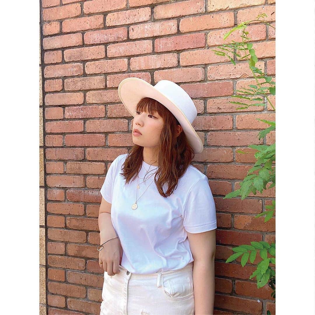 la farfaさんのインスタグラム写真 - (la farfaInstagram)「♡﻿ ﻿ 𝐥𝐚 𝐟𝐚𝐫𝐟𝐚 #ラファモリレー﻿ ﻿ 今回のテーマ「夏のお気に入りコーデ」﻿ ﻿ ﻿ ∞----------------------∞﻿ ﻿ ﻿ 皆さんこんにちは‼︎﻿ 小川みこです🌻🌻🌻﻿ ﻿ チャグさんバトンありがとうございます〜♡﻿ ﻿ バトン来るの﻿ めっちゃドキドキ💓してました笑笑﻿ ﻿ 今回のテーマ﻿ 私のこの夏のお気に入りコーデは﻿ 【ワントーンコーデ】です‼︎﻿ ﻿ もともと白のワントーンコーデは好きで﻿ 季節問わずやっていたのですが﻿ この夏はグリーンやピンクなどの色に﻿ 挑戦してみました⚡️﻿ ﻿ ワントーンコーデって難しいそうって﻿ 思われてますが﻿ ポイントを抑えちゃえば簡単‼︎﻿ ﻿ ポイントは﻿ ①色んな素材を合わせる﻿ 透け感のあるものや、綿、レースなど異素材を合わせることでコーデに奥行きがでます。﻿ ﻿ ②小物も統一感を持たせる﻿ 例えば白のワントーンだったら小物も﻿ 白ベースの物をセレクトする。﻿ ﻿ ③どこかにインパクトを持たせる﻿ ワントーンをのっぺりとしたコーデにしないためにどこかで締めないといけません‼︎だから、ヘアアレンジでも帽子でもベルトでもなんでもいいので1つ目線を奪う物を入れる﻿ ﻿ って感じです♡﻿ ﻿ 今後YouTubeでもコーデを﻿ 投稿しようと思っているので﻿ 良かったらチャンネル登録お願いします💫﻿ プロフィールにURLあります🌈🌈🌈﻿ ﻿ ではでは﻿ ﻿ 次のバトンは﻿ みんな大好きえんどぅーさん﻿ 【@﻿enduuu0765﻿】 よろしくお願いします🤲﻿ ﻿ ﻿ ∞----------------------∞﻿ ﻿ ﻿ 小川みこInstagramアカウント▷ @miiiiiiiico25 ﻿ ﻿ ラファモリレーでは皆様の﻿ 「ラファモに聞きたいこと」﻿ を大募集しております🤍﻿ ﻿ ぜひコメントでお聞かせくださいね😽♡﻿ ﻿ ﻿ #lafarfa#ラファーファ﻿ #ラファモ#ラファモリレー﻿ #ぽっちゃり#ぽっちゃりモデル﻿ #plussize#plussizemodel﻿ #小川みこ」9月13日 15時04分 - lafarfa.official