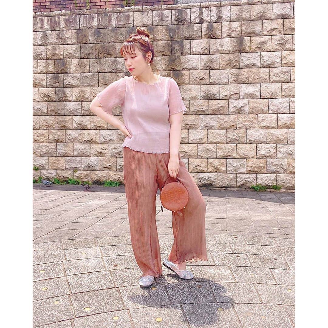 la farfaさんのインスタグラム写真 - (la farfaInstagram)「♡﻿ ﻿ 𝐥𝐚 𝐟𝐚𝐫𝐟𝐚 #ラファモリレー﻿ ﻿ 今回のテーマ「夏のお気に入りコーデ」﻿ ﻿ ﻿ ∞----------------------∞﻿ ﻿ ﻿ 皆さんこんにちは‼︎﻿ 小川みこです🌻🌻🌻﻿ ﻿ チャグさんバトンありがとうございます〜♡﻿ ﻿ バトン来るの﻿ めっちゃドキドキ💓してました笑笑﻿ ﻿ 今回のテーマ﻿ 私のこの夏のお気に入りコーデは﻿ 【ワントーンコーデ】です‼︎﻿ ﻿ もともと白のワントーンコーデは好きで﻿ 季節問わずやっていたのですが﻿ この夏はグリーンやピンクなどの色に﻿ 挑戦してみました⚡️﻿ ﻿ ワントーンコーデって難しいそうって﻿ 思われてますが﻿ ポイントを抑えちゃえば簡単‼︎﻿ ﻿ ポイントは﻿ ①色んな素材を合わせる﻿ 透け感のあるものや、綿、レースなど異素材を合わせることでコーデに奥行きがでます。﻿ ﻿ ②小物も統一感を持たせる﻿ 例えば白のワントーンだったら小物も﻿ 白ベースの物をセレクトする。﻿ ﻿ ③どこかにインパクトを持たせる﻿ ワントーンをのっぺりとしたコーデにしないためにどこかで締めないといけません‼︎だから、ヘアアレンジでも帽子でもベルトでもなんでもいいので1つ目線を奪う物を入れる﻿ ﻿ って感じです♡﻿ ﻿ 今後YouTubeでもコーデを﻿ 投稿しようと思っているので﻿ 良かったらチャンネル登録お願いします💫﻿ プロフィールにURLあります🌈🌈🌈﻿ ﻿ ではでは﻿ ﻿ 次のバトンは﻿ みんな大好きえんどぅーさん﻿ 【@﻿enduuu0765﻿】 よろしくお願いします🤲﻿ ﻿ ﻿ ∞----------------------∞﻿ ﻿ ﻿ 小川みこInstagramアカウント▷ @miiiiiiiico25 ﻿ ﻿ ラファモリレーでは皆様の﻿ 「ラファモに聞きたいこと」﻿ を大募集しております🤍﻿ ﻿ ぜひコメントでお聞かせくださいね😽♡﻿ ﻿ ﻿ #lafarfa#ラファーファ﻿ #ラファモ#ラファモリレー﻿ #ぽっちゃり#ぽっちゃりモデル﻿ #plussize#plussizemodel﻿ #小川みこ」9月13日 15時04分 - lafarfa.official