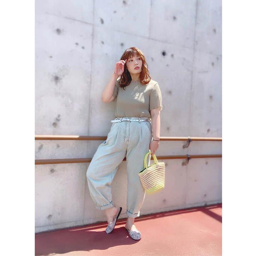 la farfaさんのインスタグラム写真 - (la farfaInstagram)「♡﻿ ﻿ 𝐥𝐚 𝐟𝐚𝐫𝐟𝐚 #ラファモリレー﻿ ﻿ 今回のテーマ「夏のお気に入りコーデ」﻿ ﻿ ﻿ ∞----------------------∞﻿ ﻿ ﻿ 皆さんこんにちは‼︎﻿ 小川みこです🌻🌻🌻﻿ ﻿ チャグさんバトンありがとうございます〜♡﻿ ﻿ バトン来るの﻿ めっちゃドキドキ💓してました笑笑﻿ ﻿ 今回のテーマ﻿ 私のこの夏のお気に入りコーデは﻿ 【ワントーンコーデ】です‼︎﻿ ﻿ もともと白のワントーンコーデは好きで﻿ 季節問わずやっていたのですが﻿ この夏はグリーンやピンクなどの色に﻿ 挑戦してみました⚡️﻿ ﻿ ワントーンコーデって難しいそうって﻿ 思われてますが﻿ ポイントを抑えちゃえば簡単‼︎﻿ ﻿ ポイントは﻿ ①色んな素材を合わせる﻿ 透け感のあるものや、綿、レースなど異素材を合わせることでコーデに奥行きがでます。﻿ ﻿ ②小物も統一感を持たせる﻿ 例えば白のワントーンだったら小物も﻿ 白ベースの物をセレクトする。﻿ ﻿ ③どこかにインパクトを持たせる﻿ ワントーンをのっぺりとしたコーデにしないためにどこかで締めないといけません‼︎だから、ヘアアレンジでも帽子でもベルトでもなんでもいいので1つ目線を奪う物を入れる﻿ ﻿ って感じです♡﻿ ﻿ 今後YouTubeでもコーデを﻿ 投稿しようと思っているので﻿ 良かったらチャンネル登録お願いします💫﻿ プロフィールにURLあります🌈🌈🌈﻿ ﻿ ではでは﻿ ﻿ 次のバトンは﻿ みんな大好きえんどぅーさん﻿ 【@﻿enduuu0765﻿】 よろしくお願いします🤲﻿ ﻿ ﻿ ∞----------------------∞﻿ ﻿ ﻿ 小川みこInstagramアカウント▷ @miiiiiiiico25 ﻿ ﻿ ラファモリレーでは皆様の﻿ 「ラファモに聞きたいこと」﻿ を大募集しております🤍﻿ ﻿ ぜひコメントでお聞かせくださいね😽♡﻿ ﻿ ﻿ #lafarfa#ラファーファ﻿ #ラファモ#ラファモリレー﻿ #ぽっちゃり#ぽっちゃりモデル﻿ #plussize#plussizemodel﻿ #小川みこ」9月13日 15時04分 - lafarfa.official