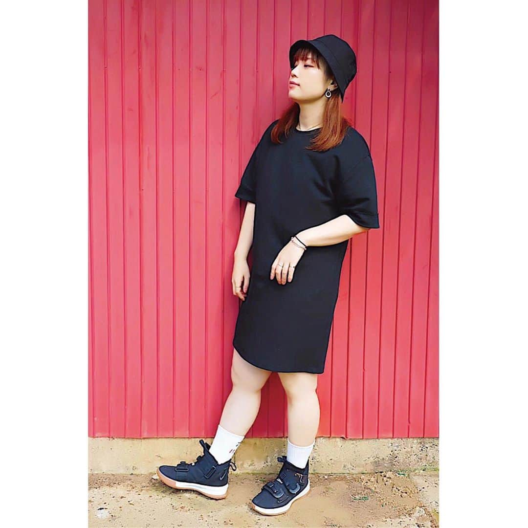 la farfaさんのインスタグラム写真 - (la farfaInstagram)「♡﻿ ﻿ 𝐥𝐚 𝐟𝐚𝐫𝐟𝐚 #ラファモリレー﻿ ﻿ 今回のテーマ「夏のお気に入りコーデ」﻿ ﻿ ﻿ ∞----------------------∞﻿ ﻿ ﻿ 皆さんこんにちは‼︎﻿ 小川みこです🌻🌻🌻﻿ ﻿ チャグさんバトンありがとうございます〜♡﻿ ﻿ バトン来るの﻿ めっちゃドキドキ💓してました笑笑﻿ ﻿ 今回のテーマ﻿ 私のこの夏のお気に入りコーデは﻿ 【ワントーンコーデ】です‼︎﻿ ﻿ もともと白のワントーンコーデは好きで﻿ 季節問わずやっていたのですが﻿ この夏はグリーンやピンクなどの色に﻿ 挑戦してみました⚡️﻿ ﻿ ワントーンコーデって難しいそうって﻿ 思われてますが﻿ ポイントを抑えちゃえば簡単‼︎﻿ ﻿ ポイントは﻿ ①色んな素材を合わせる﻿ 透け感のあるものや、綿、レースなど異素材を合わせることでコーデに奥行きがでます。﻿ ﻿ ②小物も統一感を持たせる﻿ 例えば白のワントーンだったら小物も﻿ 白ベースの物をセレクトする。﻿ ﻿ ③どこかにインパクトを持たせる﻿ ワントーンをのっぺりとしたコーデにしないためにどこかで締めないといけません‼︎だから、ヘアアレンジでも帽子でもベルトでもなんでもいいので1つ目線を奪う物を入れる﻿ ﻿ って感じです♡﻿ ﻿ 今後YouTubeでもコーデを﻿ 投稿しようと思っているので﻿ 良かったらチャンネル登録お願いします💫﻿ プロフィールにURLあります🌈🌈🌈﻿ ﻿ ではでは﻿ ﻿ 次のバトンは﻿ みんな大好きえんどぅーさん﻿ 【@﻿enduuu0765﻿】 よろしくお願いします🤲﻿ ﻿ ﻿ ∞----------------------∞﻿ ﻿ ﻿ 小川みこInstagramアカウント▷ @miiiiiiiico25 ﻿ ﻿ ラファモリレーでは皆様の﻿ 「ラファモに聞きたいこと」﻿ を大募集しております🤍﻿ ﻿ ぜひコメントでお聞かせくださいね😽♡﻿ ﻿ ﻿ #lafarfa#ラファーファ﻿ #ラファモ#ラファモリレー﻿ #ぽっちゃり#ぽっちゃりモデル﻿ #plussize#plussizemodel﻿ #小川みこ」9月13日 15時04分 - lafarfa.official