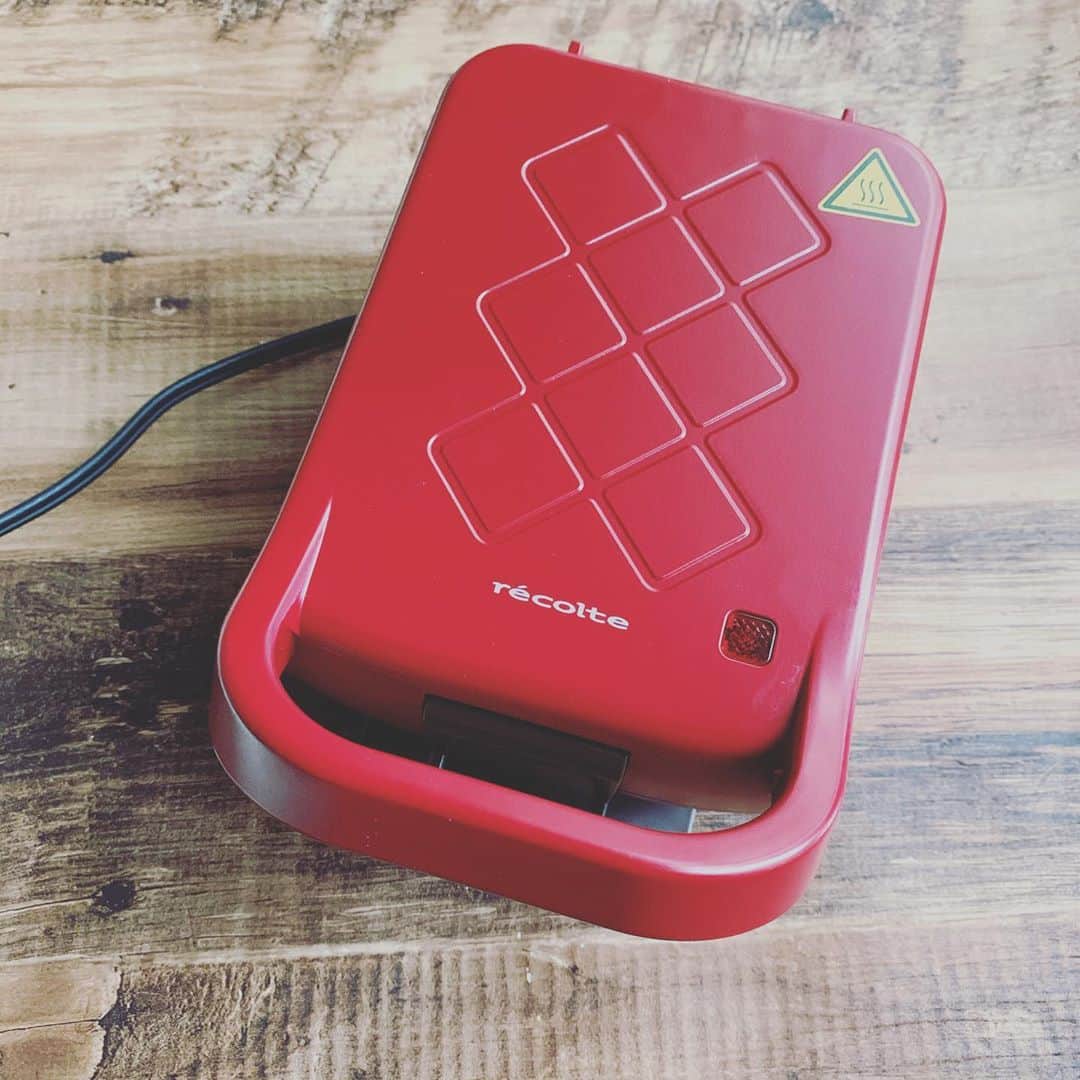 金子あきこさんのインスタグラム写真 - (金子あきこInstagram)「#朝ごはん ♪ #ホットサンド 残り物詰め詰めw #ブルーベリー ゆるり、長男と。 次男は運動会。ガッツリごはん🍚を食べて行きました。 ・ ・ ・ 欲しかったホットサンドメーカーを ようやく購入。 模様が可愛い☺️  付属のレシピブックの監修者は @edajun さん 知っている同業者の方が監修とかテイションあがります（笑） 1度しかお会いしたことないけど、 とても素敵で多彩な方。 おしゃれなレシピブックでホットサンドを作るのが楽しくなります♪ ・ ・ ・ #休日ごはん#パン大好き#非日常食#おうちごはん#噛みごたえ#咀嚼#カミカミ#唾液#健康#リメイクレシピ#残り物#管理栄養士#節約美容料理研究家#金子あきこ#アリコフード#船橋」9月13日 15時04分 - akiko.7878