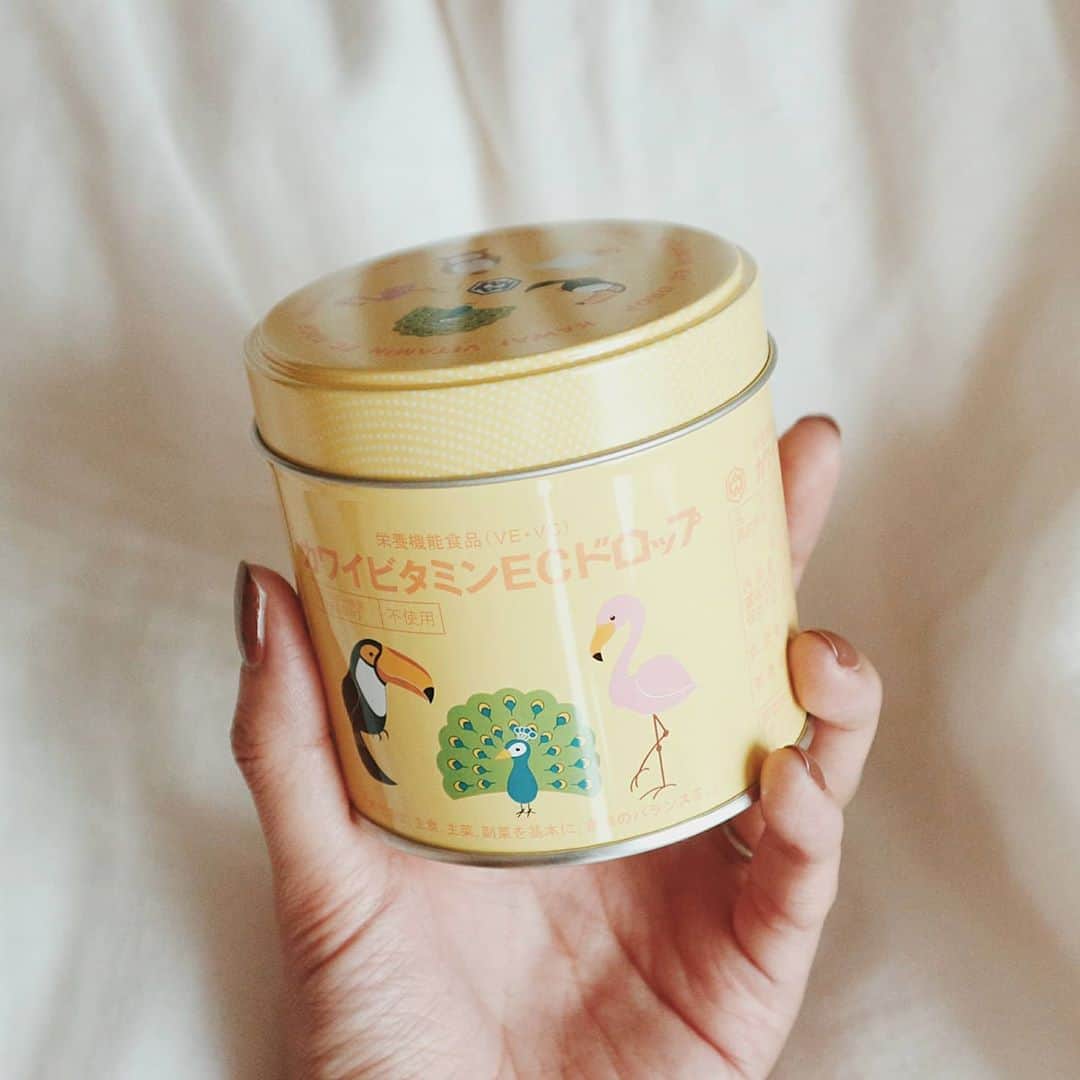 のインスタグラム：「先日百貨店で見つけて懐かしい～！！ってなって買った肝油ドロップ🍬 私も昔、幼稚園に行くときに毎日食べてた！ 1歳頃から食べられるというので息子にあげてみたら、すごく気に入ったようで(笑) これはビタミンECドロップ。粘膜を強くしてくれるようなので、保育園や習い事にも行ってるし、この時期に良いかなと思いました！ この動物の缶(他にもピンクと水色がある)は、サプリメントのカテゴリーらしい！顔が書いてある薬局とかにある見慣れてるやつは薬のカテゴリーなんだって！  ７月から週2で保育園行っているんだけど、最近慣れたようで登園の時もお迎えの時も泣かなくなりました。  ちなみにこの写真のあと、中の肝油を床にぶちまけられました(笑)１日2～6粒なので、食べられないように必死で拾いましたw  #肝油 #肝油ドロップ #免疫強化 #免疫力UP #コロナに負けるな」