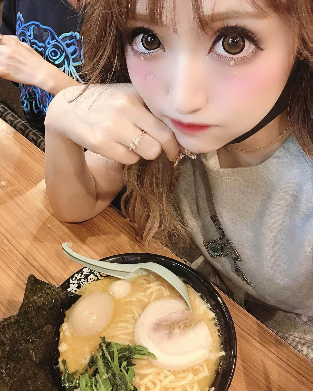 桜井莉菜さんのインスタグラム写真 - (桜井莉菜Instagram)「かなちゃん @kanaxxy_0421 と @aneageha の撮影でした💓 目の周りキラキラメイク✨ アプリで消えてるけど（w） 紙面では綺麗に見えるはずだから、是非次の姉アゲハ見てねっ🥰 そして撮影後２人でラーメン食べに行ったよん🍜 大満足でしたっ😋❤️ あ、よくある質問ストーリーズに載せたので、良かったら見てくださいネっ💗  #姉アゲハ#撮影#shooting#hair#make#キラキラメイク」9月13日 15時18分 - rina__sakurai