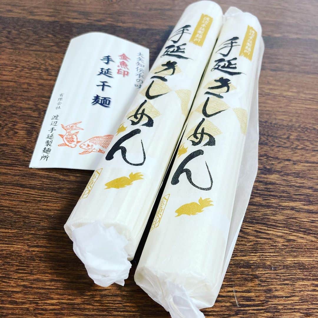 久保ミツロウのインスタグラム：「兄から届いたきしめん🥢 今日は兄の誕生日なので、心の中で「おめでとう🎉」と唱えながらきしめん茹でて食べました。(私からは何も送ってなくてごめんね…) 最近胃弱でつらかったけど、きしめんは胃に優しく美味しかったです。いつもありがとうございます。久保家を今後もよろしくお願いします。」