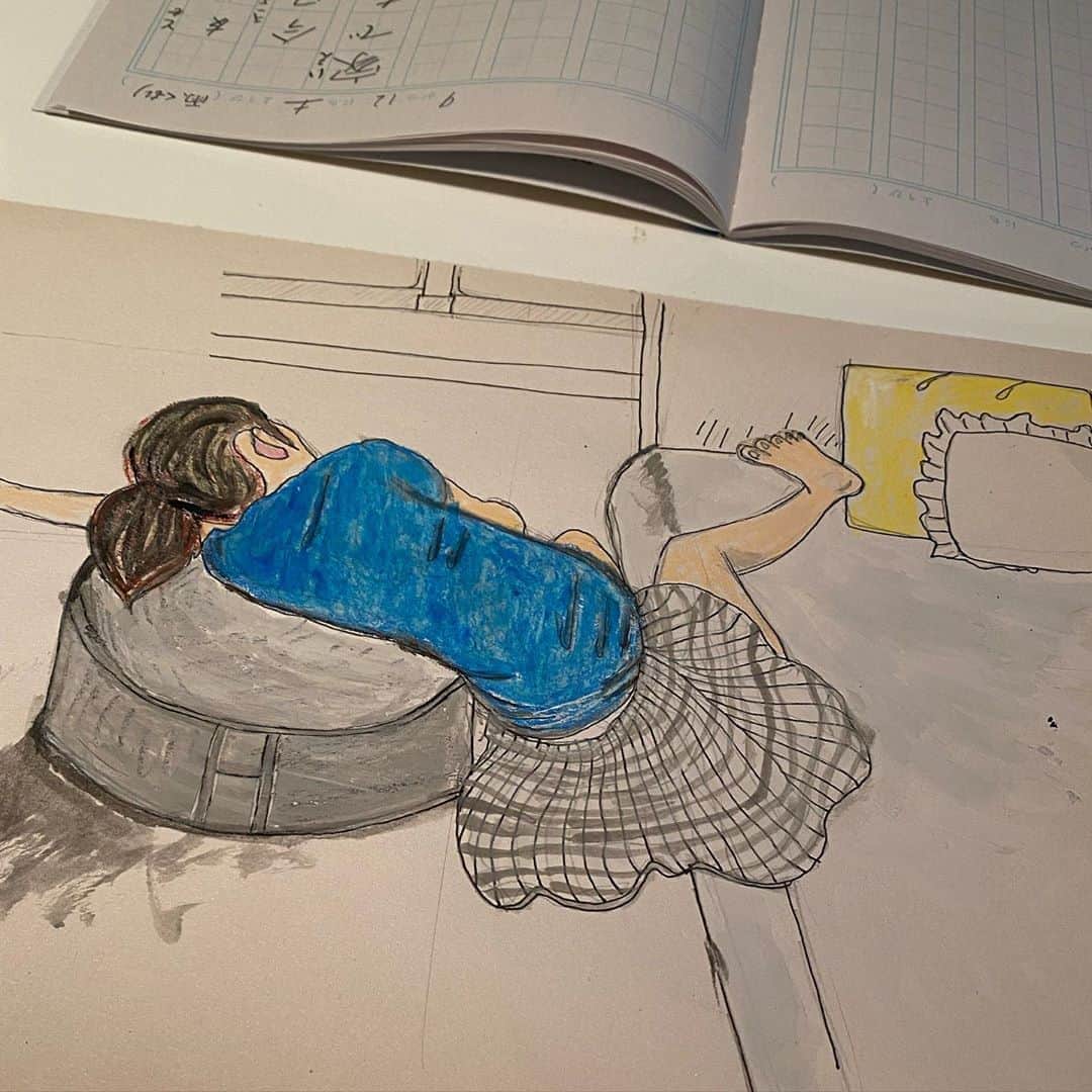 海保知里さんのインスタグラム写真 - (海保知里Instagram)「娘が宿題をやらない😡明日提出の日記を書かないといけないのに💦何回言ってもソファでゴロゴロ。起き上がらない。 ... お母ちゃん優しくなってみる週間なので、今日は絵を描いて気持ちを抑えてみました😁はぁ。そろそろどうやって誘導しようかな。 #海保知里 #小2女子 #年子育児 #小1小2」9月13日 15時14分 - chisato_kaiho