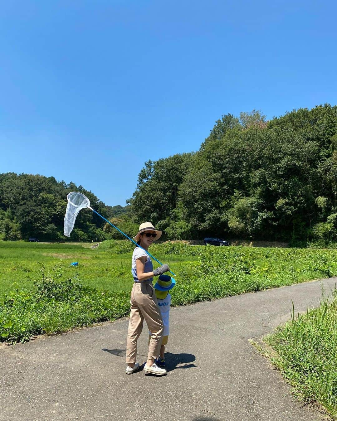 千北英倫子のインスタグラム：「. 0才と4才の夏は森や里山に通い🙋‍♀️ . テーブルが土で汚れまくり🤦‍♀️ . 夜中、虫かごを脱走し飛んでいたカブトムシをゴキブリと間違え絶叫する🤷‍♀️ . . こんな感じでとても賑やかに過ごした👨‍👩‍👦‍👦 どんな日常もどんな出来事も良き思い出🌈 . . #昆虫と仲良くなった夏」