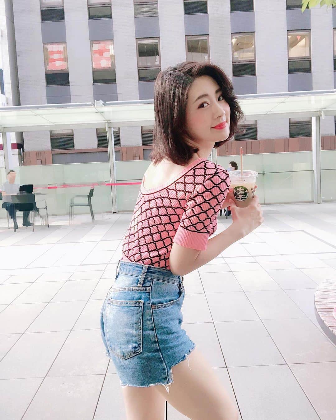伊藤愛梨さんのインスタグラム写真 - (伊藤愛梨Instagram)「最近暑いのか、寒いのか難しい季節になりましたね🍂﻿ ﻿ ﻿ トップス﻿は @romantictokyo  背中が大胆にあいてて可愛いよ💕 ﻿ ﻿ ﻿ ﻿  📢池尻愛梨スケジュール📢﻿ 9月11日(金)EXMAX Special 掲載﻿ 9月15日(水) それって実際どうなの課出演﻿ 9月25日(金)💮はなまる撮影会💮﻿ 10月4日(日) R・I・P所属タレント勢揃いのプール撮影会﻿ 10月7日(水)お誕生日🎂﻿ ﻿ ﻿ ﻿ ﻿ ﻿ ﻿ #romantictokyo #ロマンチックトーキョー﻿ #秋コーデ#ファッション#コーデ#トップス #プチプラ#プチプラファッション#プチプラコーデ#韓国ファッション#オルチャン#オルチャンファッション#韓国コスメ #サロモ　#韓国ファッション　#韓国ファッション通販#fashion#code#ootd ﻿ #タンバルモリ　#ダイエット #Lillybrown 　#ヴァンクリーフアーペル #マイナス5キロジーンズ #ginzasix #chuujapan」9月13日 15時35分 - ilovely1007_