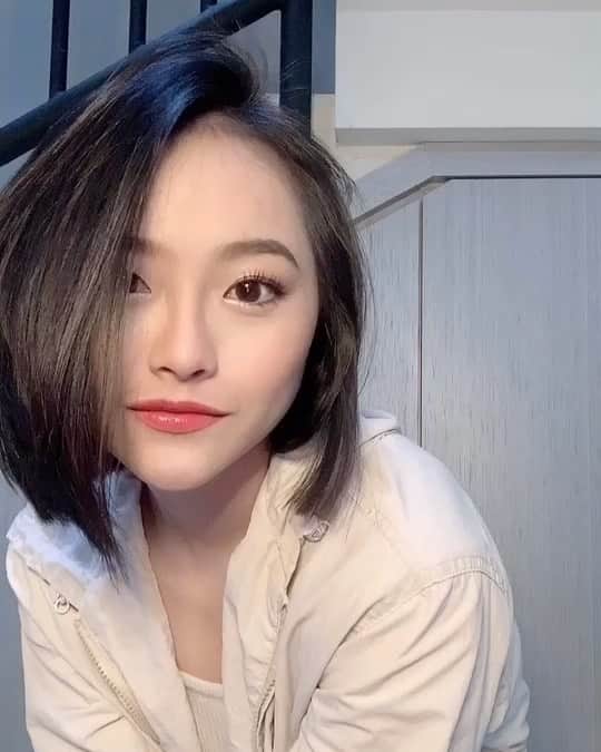 ロナ・アングラエニのインスタグラム：「Maapin ya aku gabisa anteng. Enteng betul rambut polwan」