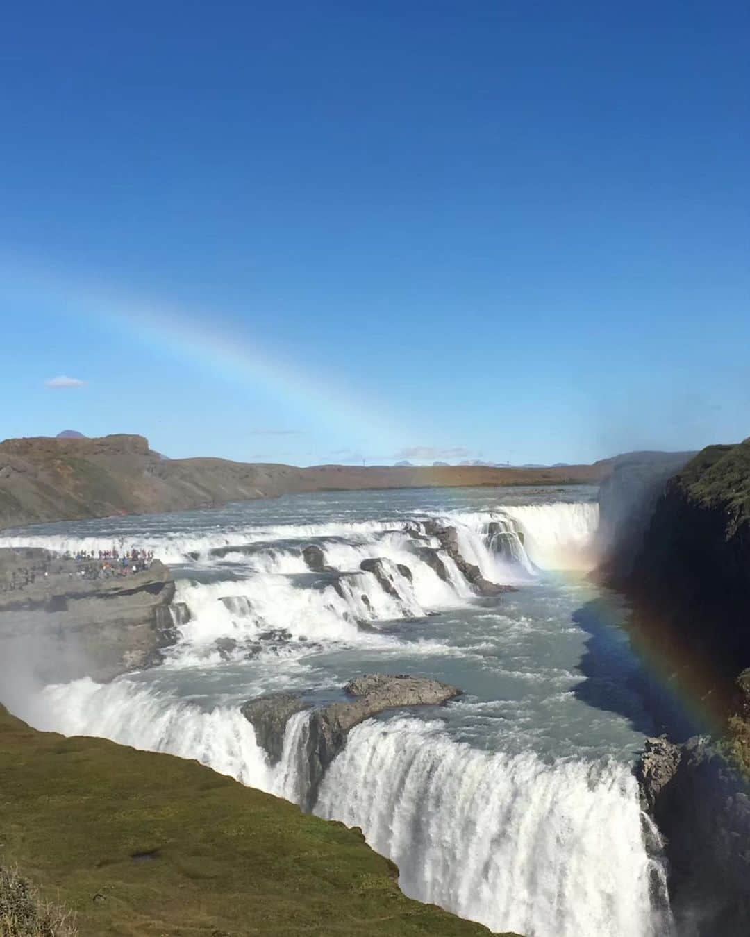 MIHOさんのインスタグラム写真 - (MIHOInstagram)「オラファーエリアソン 【時に川は橋となる】  アイスランドを舞台にアートを介したサスティナブルで美しい作品  光・影・プリズム・水・土・食べ物  アイスランドの自然から与えられる恵みを生かした作品や展示が、これからの私たちに必要なサスティナブルな考えを取り入れた地球に優しい生活の大切さを教えてくれました  できること、できないことはありますが極力地球に優しいことを心がけていきないなぁ、と、思うと同時にメッセージを込めたものづくりの大切さを再確認しました  そして、また訪れたいアイスランドへの意識が高まりました  後半は、アイスランドの回顧録をひっぱりだして  ウズウズ☺︎  いままでみたことのない氷河や滝を前にへっぴり越しで落ちるギリギリまですすんだな  東京都現代美術館で9月27日まで  The Coronavirus disease is causing a lot of trouble around the world, and I hope things return to normal as soon as possible.  #オラファーエリアソン #時に川は橋となる  #東京都現代美術館  #サスティナブル #エコ #アイスランドまた早く行きたい #olafureliasson  #sustainable  #iceland  #tokyo #japan #prayfortheworld」9月13日 15時28分 - 27.allen_miho