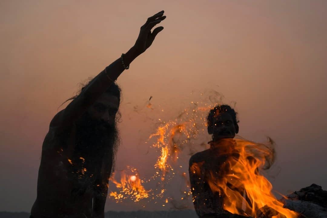 のインスタグラム：「Photo by @tamaramerino_photography  On the other side of the Ganges River in Varanasi, India, lies a white sand beach, where Aghors perform rituals during the new moon. Two Aghor members are performing the puja, a ritual based on chanting mantras and offering alcohol and cannabis to the sacred fire, as their god, Shiva, used to do. The Aghor consume human flesh for some rituals—from corpses routinely found floating in the Ganges—and immerse themselves in environments where death surrounds them as part of their daily routine. They live and perform their rituals in cremation grounds, but despite their extreme practices and lifestyle, a true Aghor will never hurt another being.  Follow me on @tamaramerino_photography to see the full story」