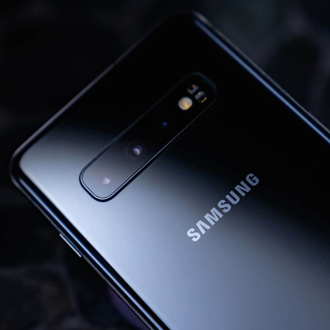 HYPEBEASTさんのインスタグラム写真 - (HYPEBEASTInstagram)「#hypebeasttech: A newly-uncovered patent suggest that @samsungmobile has filed a patent for see-through phone screens. The tech giant reportedly issued a document in Korea, seeking to protect its “invention relate[d] generally to a transparent display device.” Click the link in our bio to check out the design. Its opaque bezels keep the phone solidified, while light-reflecting technology allows the user to peer at their hand behind the screen.⁠ Photo: Eddie Lee/HYPEBEAST」9月13日 15時40分 - hypebeast