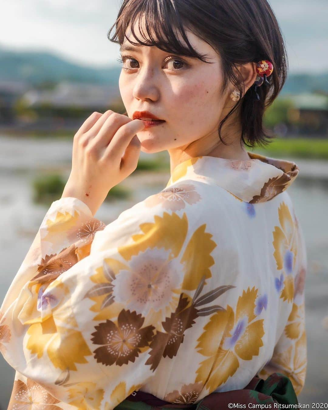 追田菜々花さんのインスタグラム写真 - (追田菜々花Instagram)「夕焼けの優しい色が好きです🌇 明日もがんばろってなる✌︎✌︎  リゼクリニック様協賛による ・RTでCanCam掲載権競争 ・mystaでnon-no掲載イベント は、9/14（明日）で終了です🙌🏻 最後まで頑張るぞ！！！  皆さん本当にご協力ありがとうございます🙇🏼‍♀️  #浴衣体験 #舞妓体験 #夢工房 #夢工房嵐山店 #花魁体験 #浴衣 #浴衣ヘアアレンジ #浴衣女子 #浴衣デート #浴衣ヘア #浴衣撮影 #編み込みアレンジ #ショートヘア #ショートヘアアレンジ #かんざし #かんざしアレンジ #京都 #京都カフェ #嵐山 #嵐山カフェ #渡月橋 #夕陽 #夕陽が好きな人と繋がりたい #カメラ好きな人と繋がりたい #カメラのある生活 #カメラマンさんと繋がりたい #kyoto #kyotojapan #kyotocafe #yukata」9月13日 15時55分 - mcr2020_01on