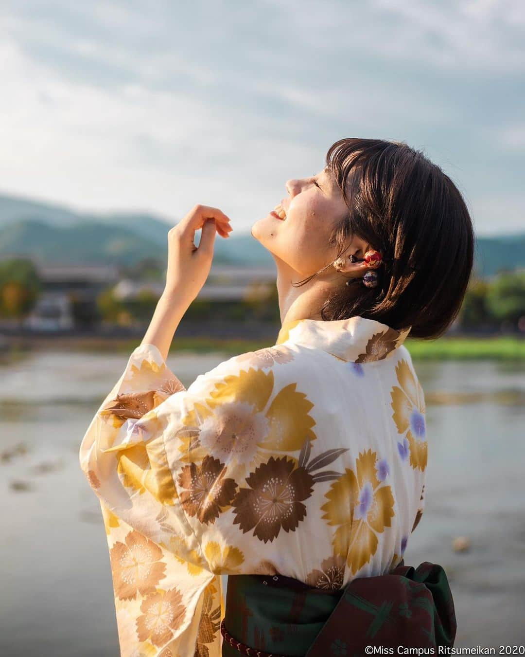 追田菜々花さんのインスタグラム写真 - (追田菜々花Instagram)「夕焼けの優しい色が好きです🌇 明日もがんばろってなる✌︎✌︎  リゼクリニック様協賛による ・RTでCanCam掲載権競争 ・mystaでnon-no掲載イベント は、9/14（明日）で終了です🙌🏻 最後まで頑張るぞ！！！  皆さん本当にご協力ありがとうございます🙇🏼‍♀️  #浴衣体験 #舞妓体験 #夢工房 #夢工房嵐山店 #花魁体験 #浴衣 #浴衣ヘアアレンジ #浴衣女子 #浴衣デート #浴衣ヘア #浴衣撮影 #編み込みアレンジ #ショートヘア #ショートヘアアレンジ #かんざし #かんざしアレンジ #京都 #京都カフェ #嵐山 #嵐山カフェ #渡月橋 #夕陽 #夕陽が好きな人と繋がりたい #カメラ好きな人と繋がりたい #カメラのある生活 #カメラマンさんと繋がりたい #kyoto #kyotojapan #kyotocafe #yukata」9月13日 15時55分 - mcr2020_01on