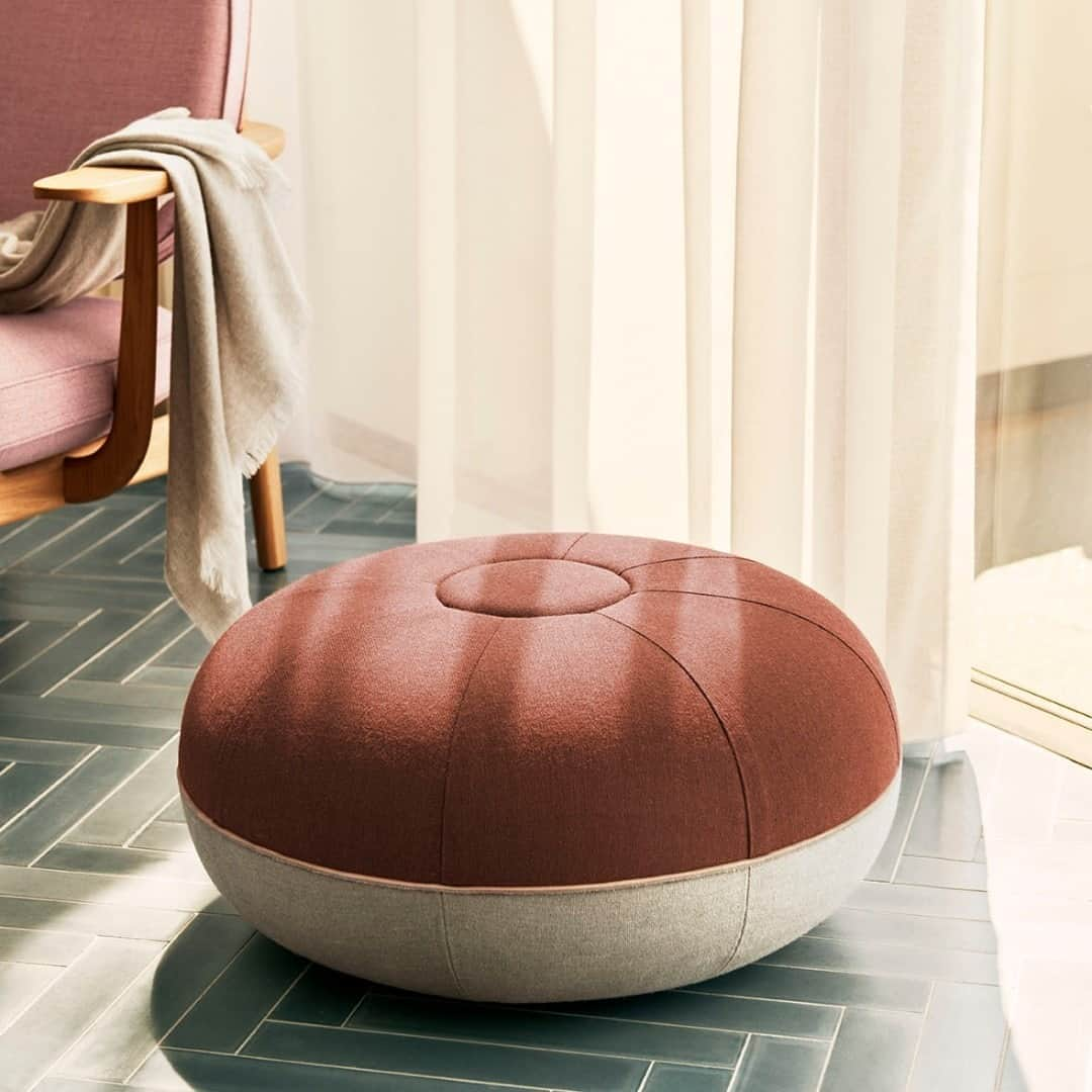 フリッツハンセンさんのインスタグラム写真 - (フリッツハンセンInstagram)「Earthy red tops a large Pouf by Cecilie Manz. Leather piping adds another element of natural beauty and craftsmanship.  Explore more via link in bio.#fritzhansen #accessories #interiordesign #ceciliemanz  #프리츠한센 #フリッツハンセン  #デンマークデザイン」9月13日 16時00分 - fritzhansen