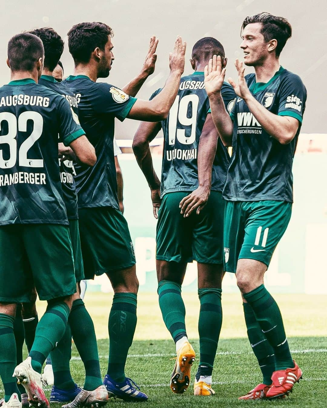 FCアウクスブルクさんのインスタグラム写真 - (FCアウクスブルクInstagram)「CHECK! 🙌 Runde 1⃣ ✅🔜 Runde 2⃣! #FCA #FCA1907 #fcaugsburg #dfbpokal」9月13日 16時07分 - fcaugsburg1907