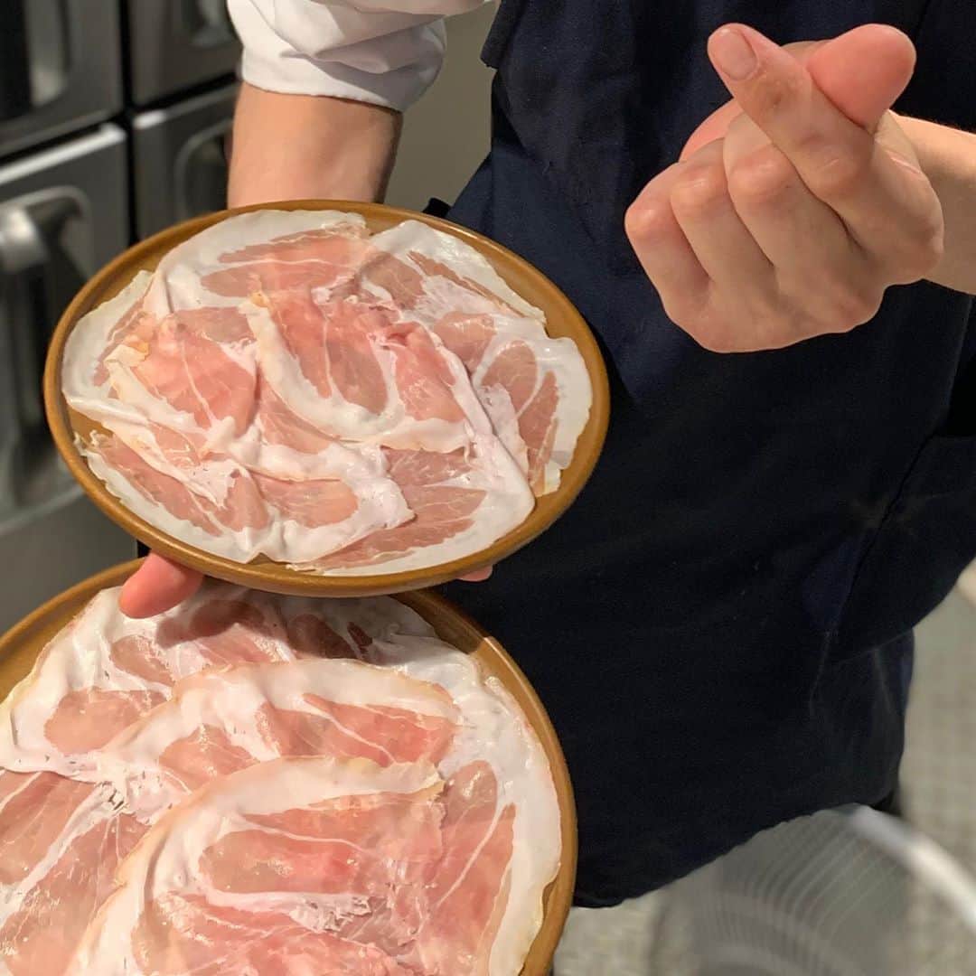 T.G.HEARTH TGハースのインスタグラム：「こんばんはTGハースです😆﻿ 涼しくなってきましたね♪♪♪﻿ 外に出やすい気温ですね✨✨﻿ TGハースに出向いてみませんか？笑﻿ LINE@で生ハム1皿サービスもやってます！﻿ お得です😋今日の晩ご飯はTGハースで決まり。。﻿ ﻿ テイクアウト限定チキンのご案内↓↓↓﻿ 当店名物ロティサリーチキン1羽まるごと¥1980🐓﻿ すぐ電話↓↓↓期間限定なのでお早めに〜💕💕💕﻿ ☎️03-6416-9445←ﾖｳﾁｪｹﾗ🤘﻿ ⭐️旨辛フェアも絶賛開催中なのでテイクアウトチキンの味変更やハーフ&ハーフも対応してます🤓﻿ ﻿ ◆予約受付﻿ 気になった方はこちら💁‍♂️ ﻿ https://tghearth-ebisu.com/course/﻿ ﻿ ◆ガレット（YouTubeで動画も見れるよ‼️）﻿ https://www.instagram.com/galette.galette/﻿ ﻿ https://m.youtube.com/channel/UC4nVtquelZgXuDnXWpCQ9sg﻿ ﻿ ◆モバイルオーダーも出来るようになりました✨﻿ プロフィールからHPをアクセスしてください♪﻿ モバイルオーダー﻿ https://tgh.for.dinii.jp/﻿ ﻿ ◆Uber eats・menu・出前館によるデリバリー﻿ 11:30〜21:00﻿ ﻿ ◆LINE@登録お願いします♪﻿ https://lin.ee/g0H4jc6﻿ ﻿ ﻿ 皆さまの笑顔に会えますように！💕💕💕﻿ ﻿ #TGハース#代官山ディナー#代官山ランチ#恵比寿グルメ#恵比寿ビストロ#恵比寿ディナー#代官山グルメ #ハース #代官山テイクアウト#恵比寿ランチ#ラクレット#チーズ#ロティサリーチキン#恵比寿ご飯#menu#恵比寿ワイン#テイクアウト#渋谷ディナー#恵比寿チーズ#tghearth#渋谷グルメ#渋谷ランチ#恵比寿チーズ#恵比寿カフェ#チーズケーキ#渋谷テイクアウト#恵比寿新聞#恵比寿ビール#チーズフォンデュ#恵比寿テイクアウト」