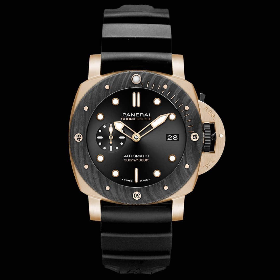のインスタグラム：「The ultimate professional diving watch.  A blend of innovation and tradition, with the combination of two innovative materials for the first time: Panerai Goldtech™ and Carbotech™.  Introducing Submersible Goldtech™ Orocarbo 44MM #PAM1070  Link in Bio.  #Panerai #沛纳海 #watchesandwonders #钟表与奇迹 #PaneraiWW20 #Submersible #PaneraiSubmersible」