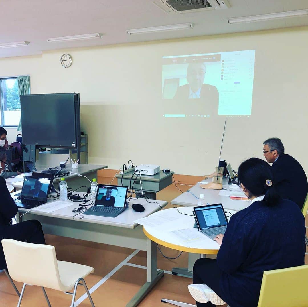 はいてくPOのインスタグラム：「本日はオンラインにて北海道地区企業説明会を開催いたしました。全国の企業様と北海道の学生とのいい出会いのお手伝いできますよう、教員共々頑張っております！  #北海道ハイテク #義肢装具士学科 #オンライン説明会」