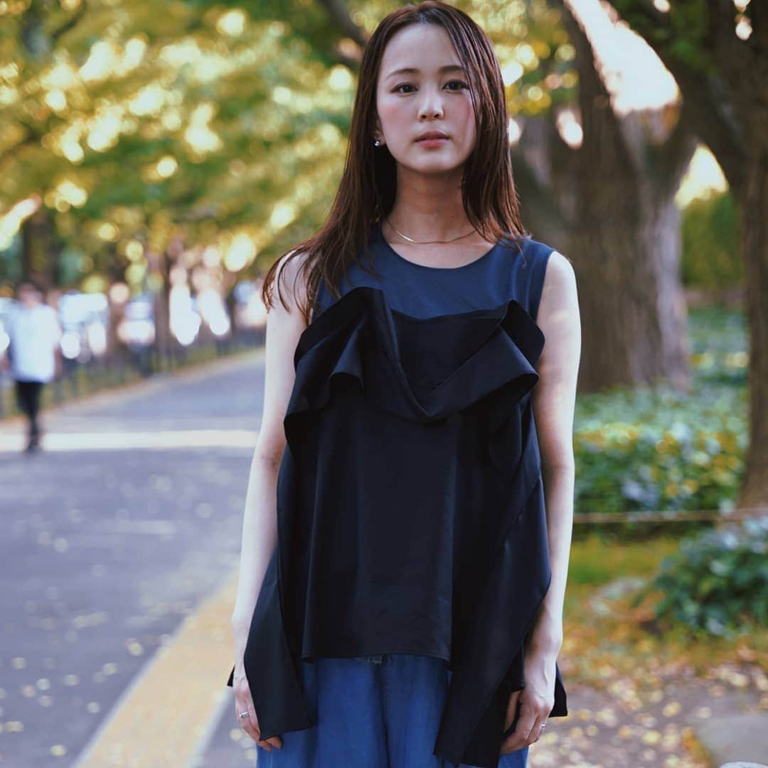 佐野莉子のインスタグラム：「半年ぶりにヘアサロンに行った日✂⠀ ⠀ トップス @shohei_jp @officialshohei⠀ デニム @zara⠀ ネックレス @maiden_official⠀ リング @itsnuwd⠀ ⠀ #gricoharajuku #ヘアサロン #shoheicollection #ootd #maiden #zara #nuwd #公園 #散歩 #sigmafp #子連れおでかけ #ママコーデ #外苑前 #神宮 #おさんぽ #シグマfp #公式たまひよグラマー」
