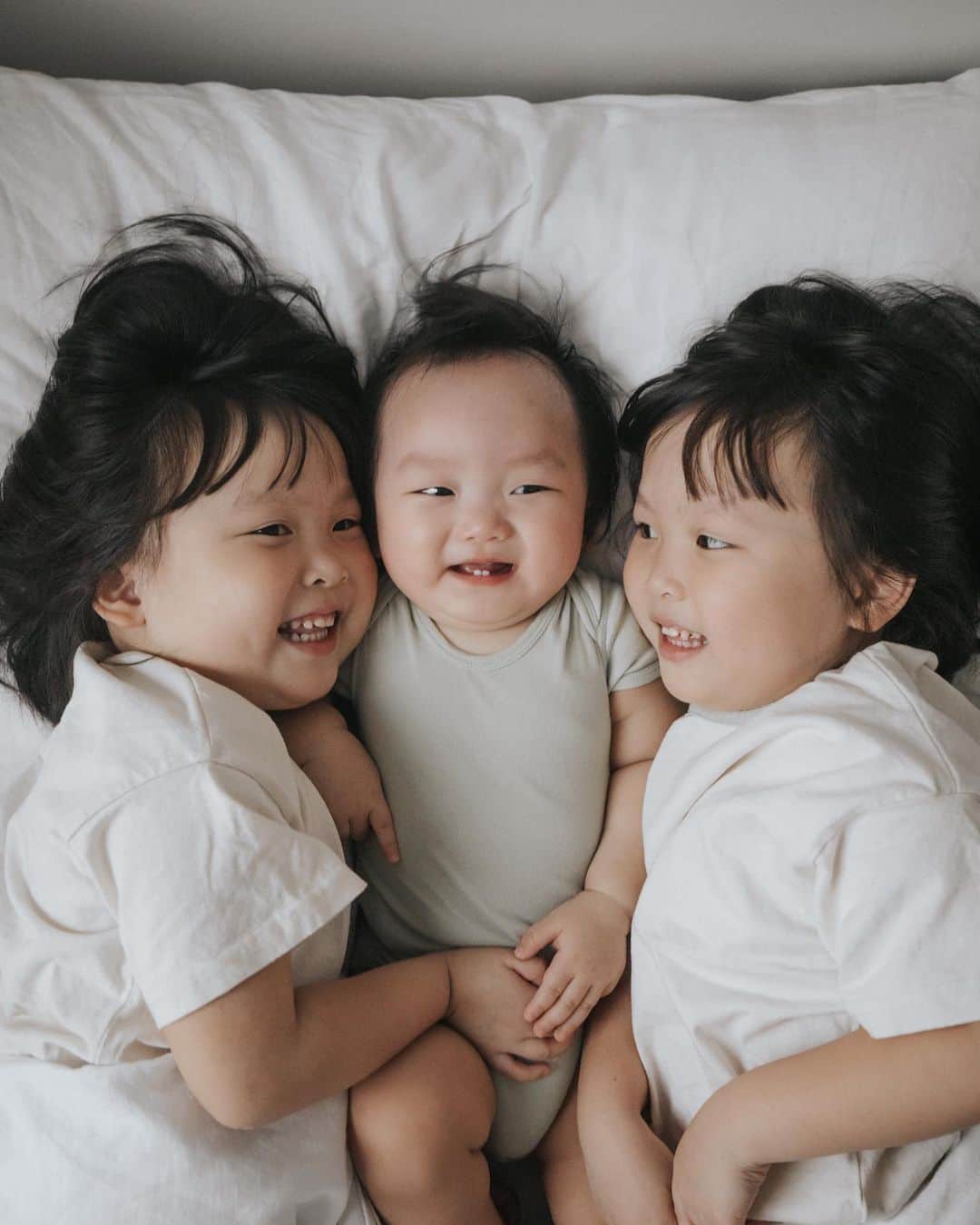 MOMOツインズのインスタグラム：「Nothing a little TLC from his sisters can’t fix- Luke in better spirits after a nasty bout of flu for the past week ❤️ #laurenleftleiaright」