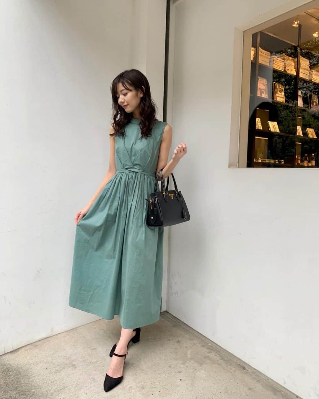 杉浦みずきのインスタグラム：「. LAGUNAMOONの緑のワンピース めっちゃお気に入り💚 ・ ・ #私服 #しふく #ワンピース #グリーンコーデ #ノースリーブ  #lagunamoon  #中目黒 #中目黒カフェ」