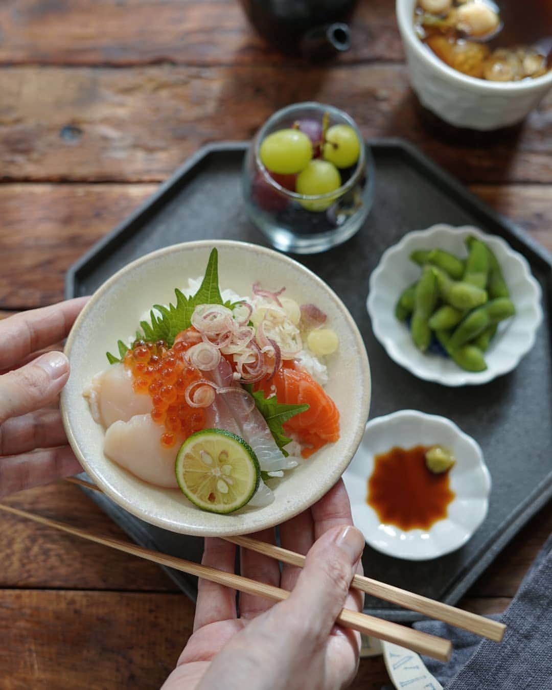 栁川かおりさんのインスタグラム写真 - (栁川かおりInstagram)「『ミニミニ海鮮丼。』  お刺身ちょっとずつで ちっちゃな贅沢。  美味しいものは もうちょっと欲しいくらいにしておくのがいいかもね。  -ミニミニ海鮮丼 -枝豆 -みょうがの赤だしお味噌汁 -ぶどう」9月13日 16時15分 - kaori_yanagawa