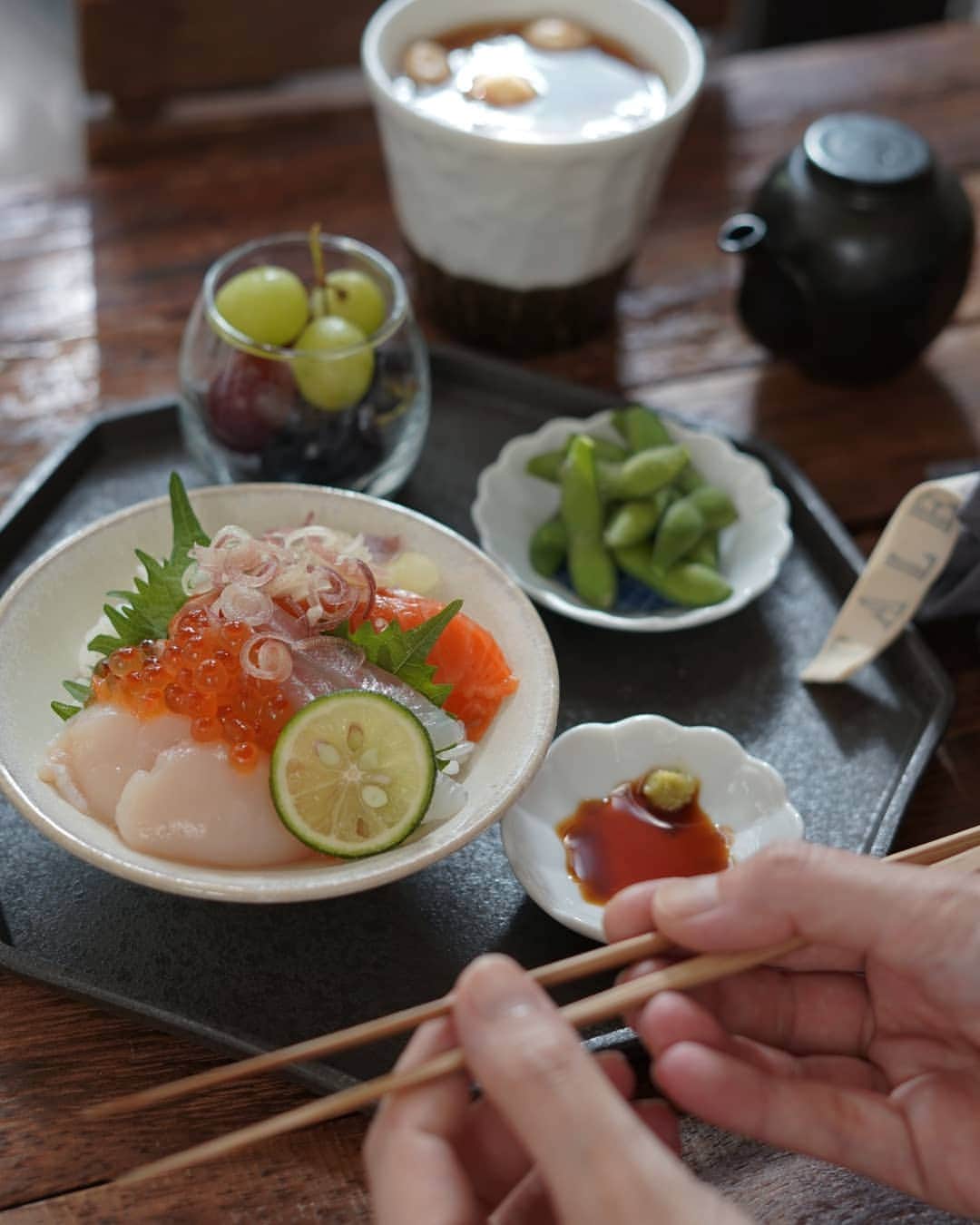 栁川かおりさんのインスタグラム写真 - (栁川かおりInstagram)「『ミニミニ海鮮丼。』  お刺身ちょっとずつで ちっちゃな贅沢。  美味しいものは もうちょっと欲しいくらいにしておくのがいいかもね。  -ミニミニ海鮮丼 -枝豆 -みょうがの赤だしお味噌汁 -ぶどう」9月13日 16時15分 - kaori_yanagawa