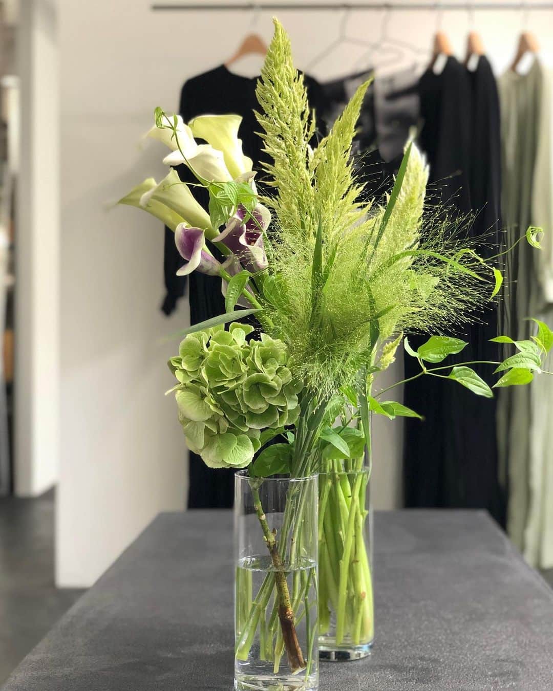 北岡りえのインスタグラム：「limited shop 1days  @seah_maisonatelier  ご来場いただきありがとうございました☺️  朝夜と涼しくなり、長袖を羽織れるこの季節に心躍る秋服を。  明日も11:00〜16:00でスタッフ一同 お待ちしております🌿  #limitedshop  ※次回は11月開催予定です」