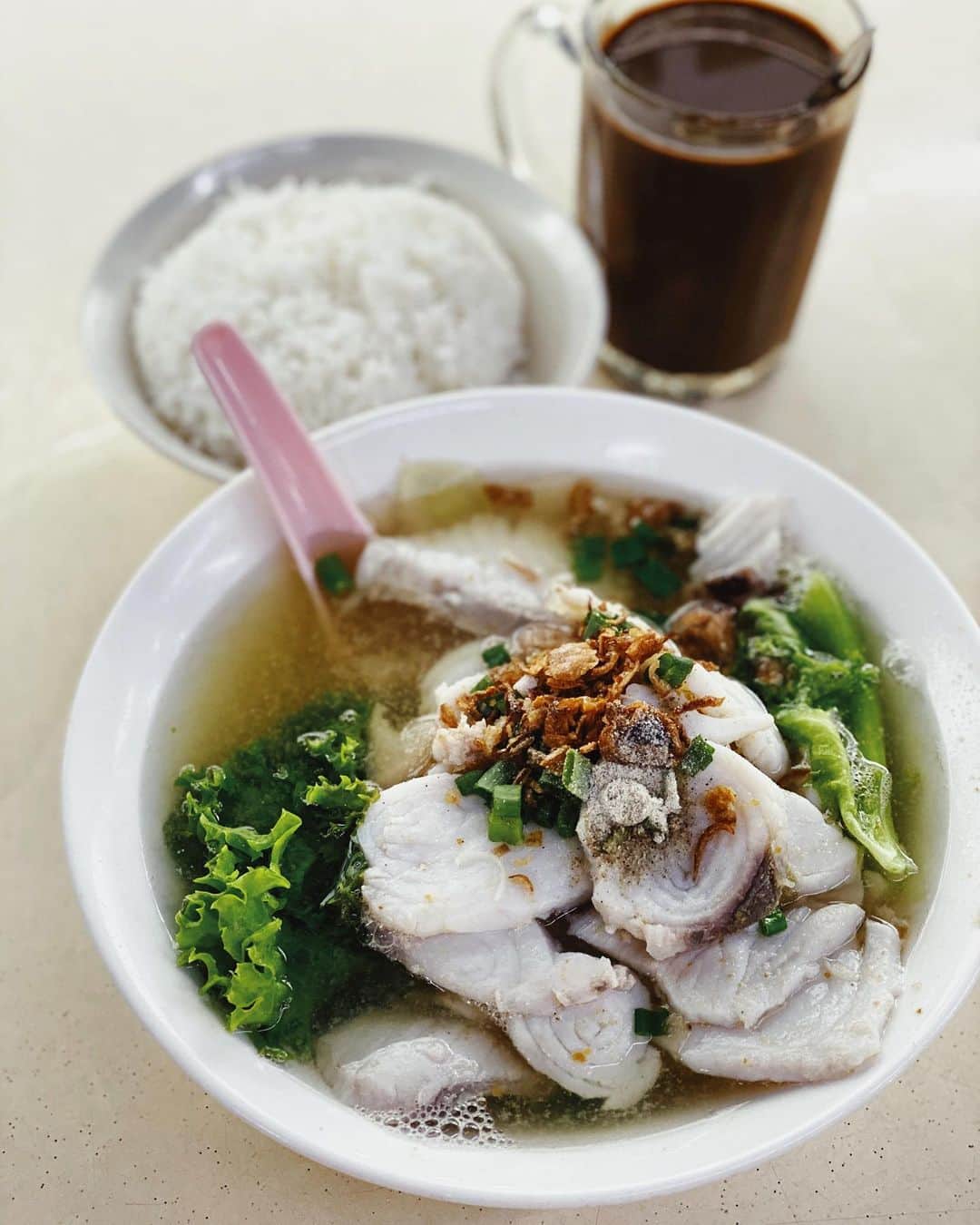 鄭碧瑩のインスタグラム：「Perfect for this weather. Thanks to @kvijaynathan for queuing over 1 hour. @incurab1e we missed you! . . . . #chinesefood #fishsoup #sgfood #hawkerfood #sghawker #sghawkerfood #vscofood #sgfoodies #chinesesoup #longqueue #weekendslikethese」