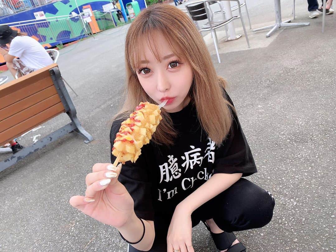 RIRAのインスタグラム：「いまさらなチーズドッグ✌️✌️  変なＴシャツに着替えたヨ🌼  フジヤマのったら髪の毛しにました🙂 . . . #臆病者#絶叫乗れないけどがんばるタイプ#富士急#富士急ハイランド#チーズドッグ#キャバクラ#キャバ嬢#ベネ#ベネ東京#新宿#歌舞伎町#六本木#韓国#いいね返し#venet#venettokyo#shinjuku#kabukicho」