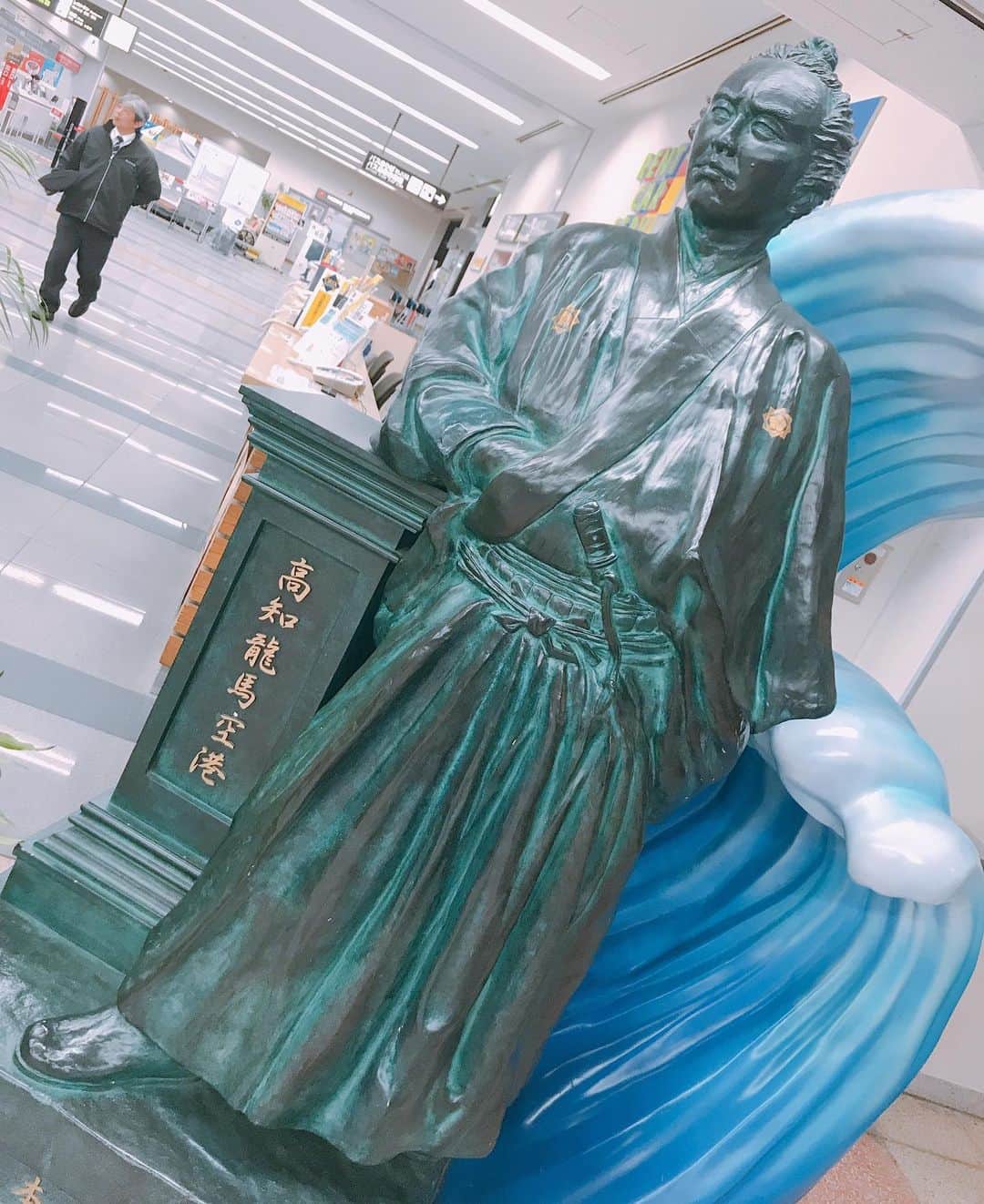 山岡実乃里のインスタグラム：「高知出張✈️🐟 カツオのたたきが感動的に美味しかった🥺✨出張だったからそんなにゆっくりできなかったー！ ひろめ市場で飲ん兵衛したかった笑 前の会社は出張多めでした。 高知ついて坂本龍馬像に出会ったと思ったら、東京戻った時に寄った立会川でまた坂本龍馬に出会う😂  #過去pic #高知 #出張 #カツオのたたき  #グルメ旅 #坂本龍馬」