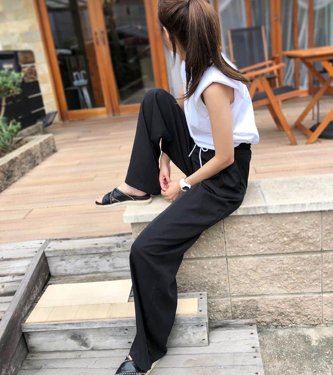 asuka0119のインスタグラム：「2020,9,13  #zara  の#ドローストリング入りオーバーサイズパンツ  お気に入りでイロチ買い  tops、pants、sandal #ザラ #zara購入品   #ワイドパンツ#高身長女子 #高身長コーデ #プチプラコーデ #プチプラ高見えコーデ  #モノトーン#モノトーンコーデ」
