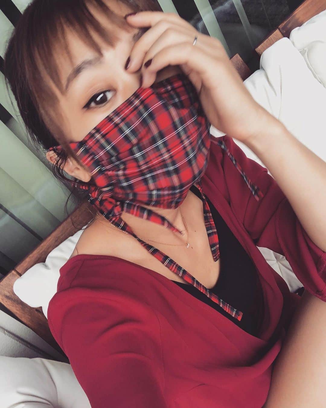 DJ YURiAのインスタグラム：「🧵🧵🧵  I made a mask from scrap fabric with the new sewing machine. ﻿ I'd like to make various masks according to clothes :)﻿ ﻿ ﻿ 新しいミシンで余っていた布を使ってマスクを作ってみた☺️﻿ 服に合わせて色々作りたいなぁ。﻿ ﻿ ﻿ ﻿ #mask #handmade  #sewingmachine  #手作りマスク #今更ながら　 #普通のに飽きた #チェックマスク  #リボンマスク  #お裁縫 #ミシン #山崎範夫のミシン」