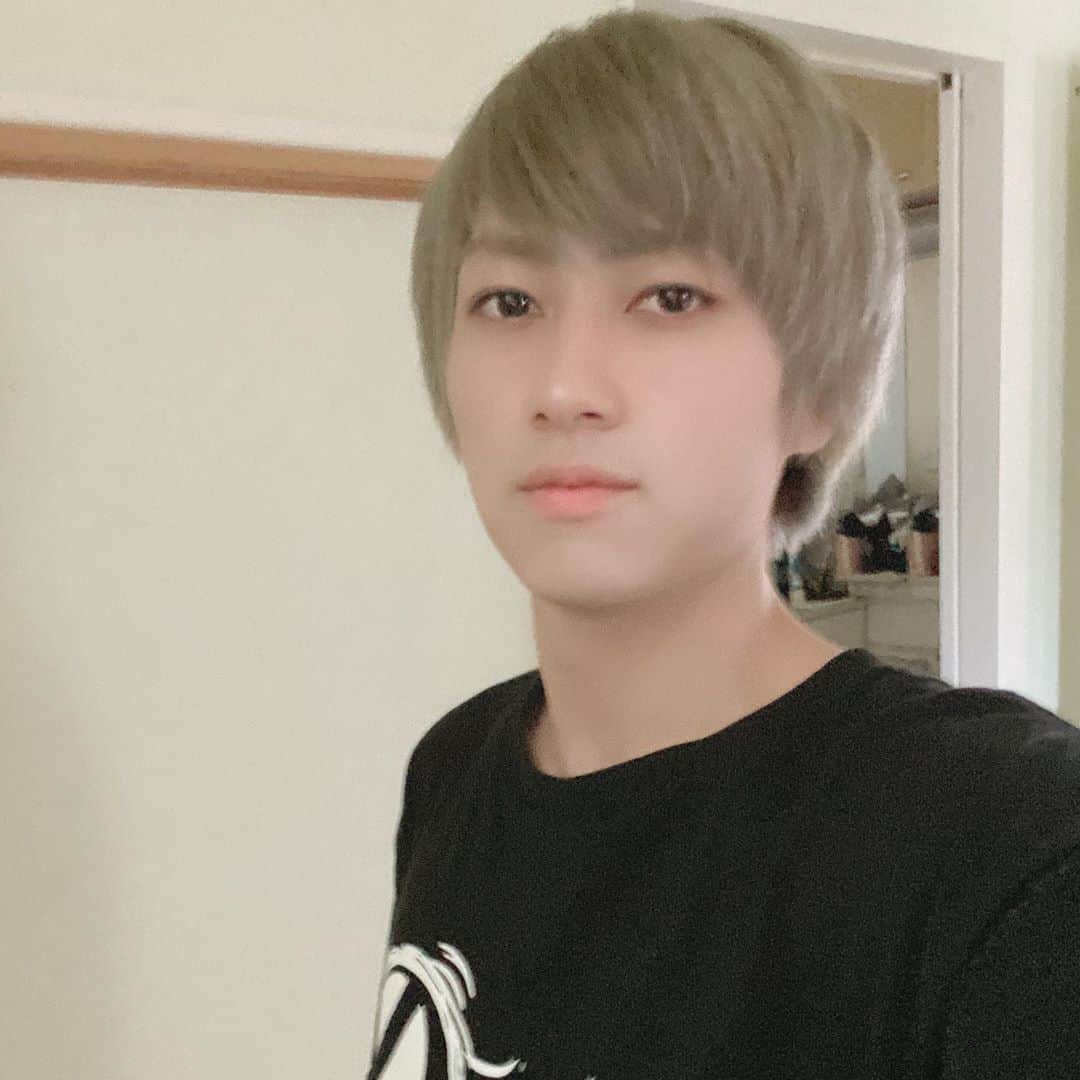 うゅりるのインスタグラム：「髪切ったから写真撮ったけどめちゃ真顔やな〜😑」