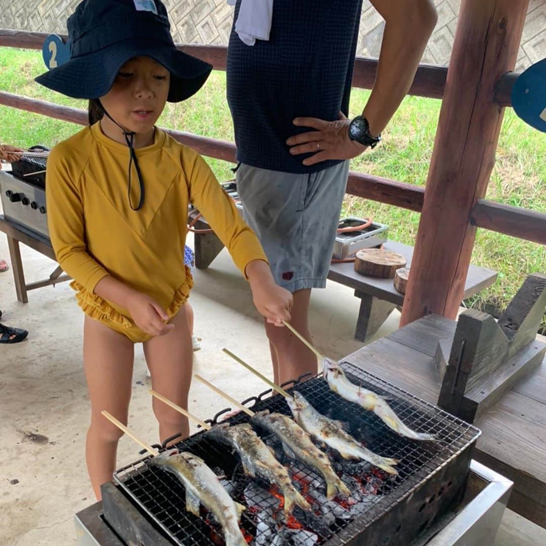 正中雅子さんのインスタグラム写真 - (正中雅子Instagram)「2020夏もそろそろ終わるね🎐 * 今年の夏最後に先週キャンプへ🏕 * 程よくキャンプよりなグランピングを見つけてくれて 今の気分に最高にマッチして楽しめた💛 * 出来たばかりの　@ongaku.no.mori 🏕 * 次の日は、あゆ公園へ行って子供の時ぶりに鮎の掴み取りをしてその場で頂いてめちゃ楽しくていい思い出に🌞 * 小1トリオもチビトリオも個性豊かで見てて面白すぎ♡ * 小1トリオも２歳の時から一緒でいつまで仲良くしてくれるんだろうと思いながらもう7歳♡1枚めの写真みたいに 中学生とかなって学校違うくても恋愛相談とかしてたら青春やなー🤤とか妄想するおかん。笑 * 本気のキャンプもやってみたいな♡ * #masacotravel」9月13日 16時40分 - masacoshonaka