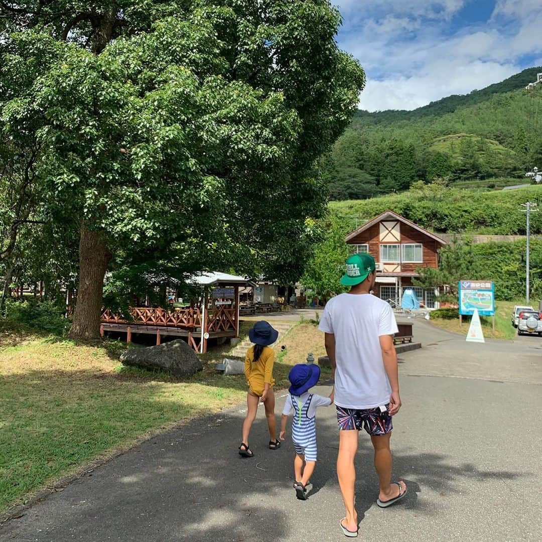 正中雅子さんのインスタグラム写真 - (正中雅子Instagram)「2020夏もそろそろ終わるね🎐 * 今年の夏最後に先週キャンプへ🏕 * 程よくキャンプよりなグランピングを見つけてくれて 今の気分に最高にマッチして楽しめた💛 * 出来たばかりの　@ongaku.no.mori 🏕 * 次の日は、あゆ公園へ行って子供の時ぶりに鮎の掴み取りをしてその場で頂いてめちゃ楽しくていい思い出に🌞 * 小1トリオもチビトリオも個性豊かで見てて面白すぎ♡ * 小1トリオも２歳の時から一緒でいつまで仲良くしてくれるんだろうと思いながらもう7歳♡1枚めの写真みたいに 中学生とかなって学校違うくても恋愛相談とかしてたら青春やなー🤤とか妄想するおかん。笑 * 本気のキャンプもやってみたいな♡ * #masacotravel」9月13日 16時40分 - masacoshonaka