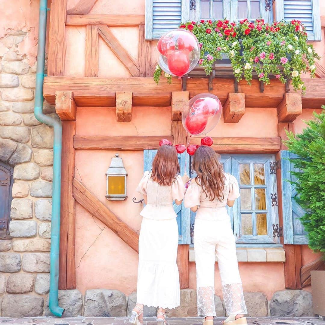 Kanaのインスタグラム：「ㅤ ㅤ #かなずん 🐭❤️ ㅤ この写真2人の荷物積んだ上に カメラ置いて撮ったんだけど 割と良い感じのアングルになった🥺🙌🏻❣️ ㅤㅤ ㅤㅤ 今週末みーずんちゃんと お出かけするんだあああ楽しみっ👯‍♀️🍒💓 ㅤㅤㅤ ㅤ ㅤ ㅤ ㅤ 10/17のイベント、1つ前の投稿と ストーリーハイライトにまとめてあるので ぜひ見てください〜っ👘☕️🌿🤍 ㅤ ㅤ ㅤ ㅤㅤ ㅤㅤ ㅤ #kana_disney ㅤ #東京ディズニーランド #ディズニーランド #東京ディズニーリゾート #ミッキーバルーン #ディズニーコーデ #双子コーデ #スパンコールカチューシャ #ミニー #ミッキーバルーン #美女と野獣エリア #tokyodisneyland #tdl #tokyodisneyresort #tdr #mickeymouse #minniemouse #mickeyballoons」
