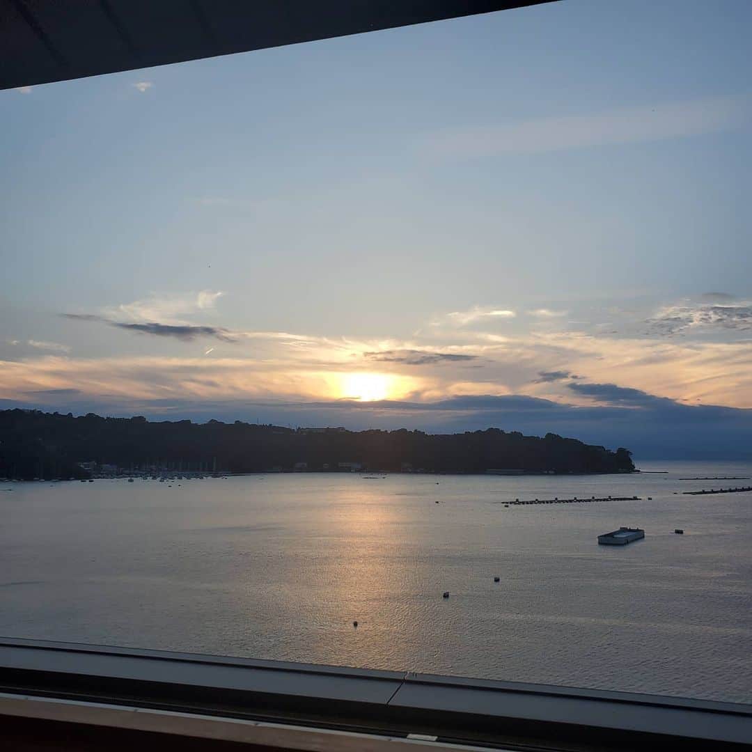 のインスタグラム：「夏休みから一週間。時間に追われない日々、沼津の夕日や柿田川の湧水に心洗われました。」