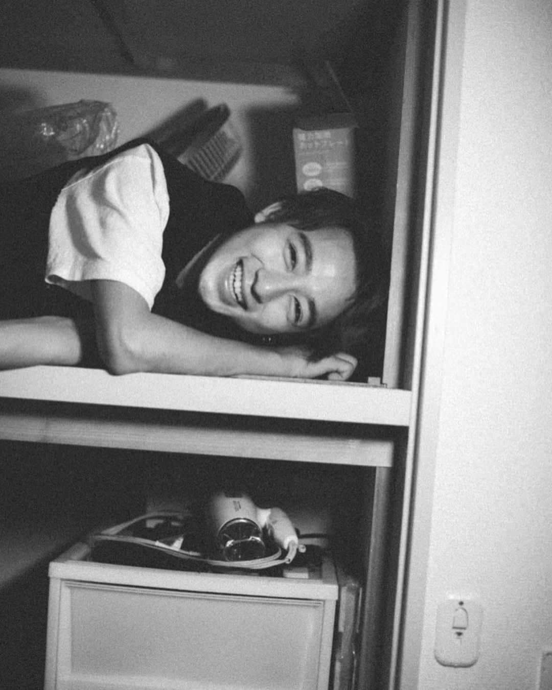 西澤連さんのインスタグラム写真 - (西澤連Instagram)「押入れとか屋根裏とか狭いとこってロマンがあるのわかってくれる人いませんか？笑  モノクロっていいね👍  #ポチざわ #押入れ  #屋根裏 #ドラえもん」9月13日 22時12分 - agu_mr205