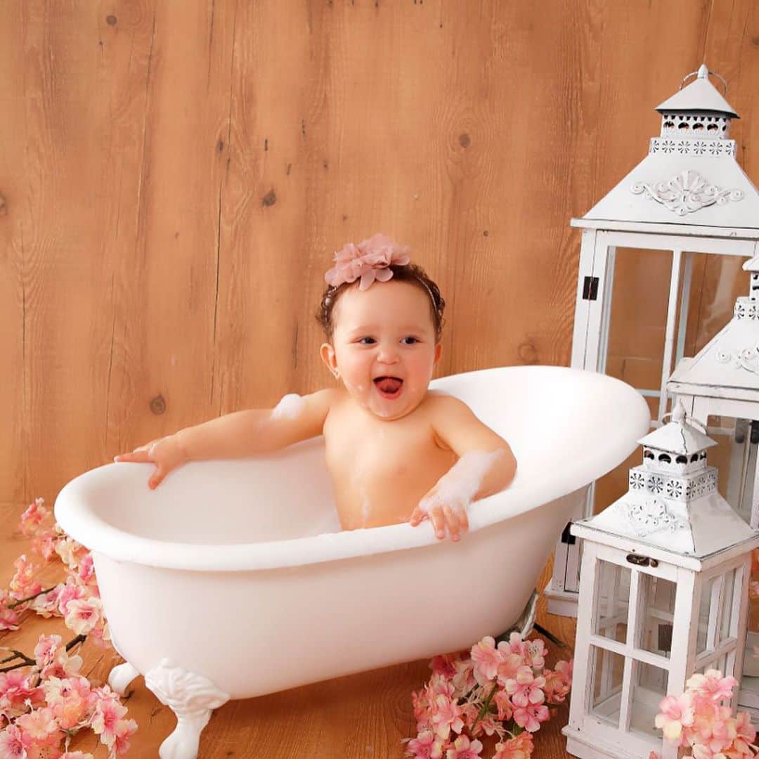 ミランダのインスタグラム：「Hoje os parabéns vai para minha princesinha, 1 aninho de muita alegria e felicidade, papai te ama muito, que Deus te abençoe e te proteja minha filha linda 🎂🎁💐❤️🎉」