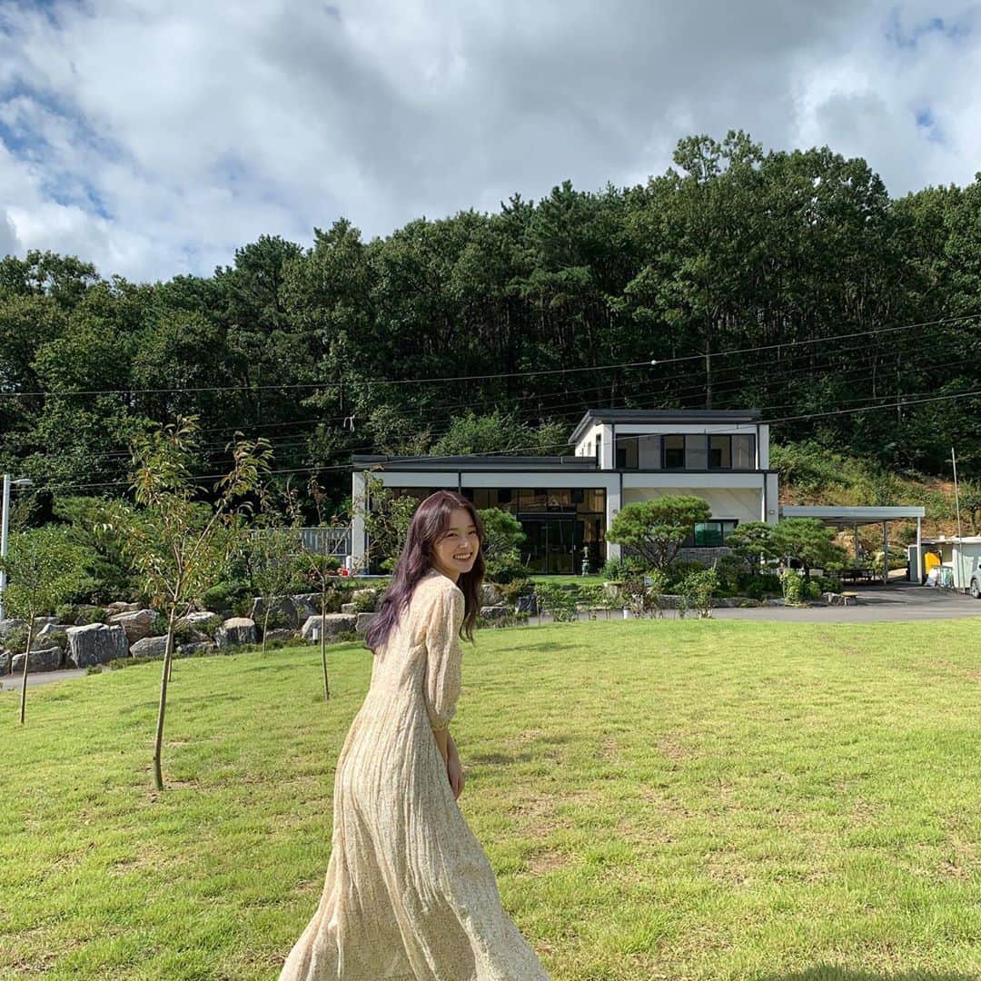シン・ドヒョンのインスタグラム：「날 좋은 날 예쁜 촬영장 🌿」