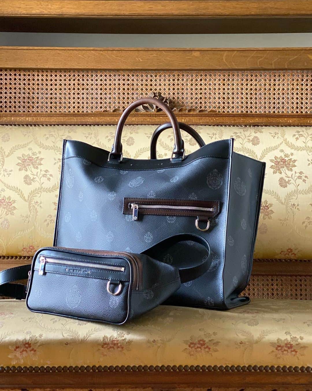 のインスタグラム：「LONDERZEEL, AT MY PARENTS’  #krisvanassche #berluti」