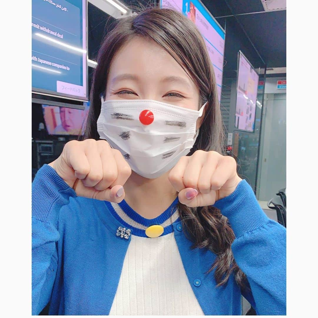 島津久美子さんのインスタグラム写真 - (島津久美子Instagram)「ドラえもんみたい！！* と昨日の衣装＋私服のカーディガンでスタッフさんたちに言われ... いっそのこと、出来る限りドラえもんになりきってみました🐱🤣⭐️ * こんな私ですが、今日も0時からCS📺３時45分〜は地上波TBSでもニュースをお伝えさせて頂きます🙇‍♀️🎤 ※今日はくみドラではありません😎‼︎w  #なんちゃって #ドラえもん #猫型ロボット #ニュースキャスター #アナウンサー #女子アナ #今日もこれからお仕事です #tbsnews #newscaster #doraemon」9月13日 22時15分 - kumiko_shimazu