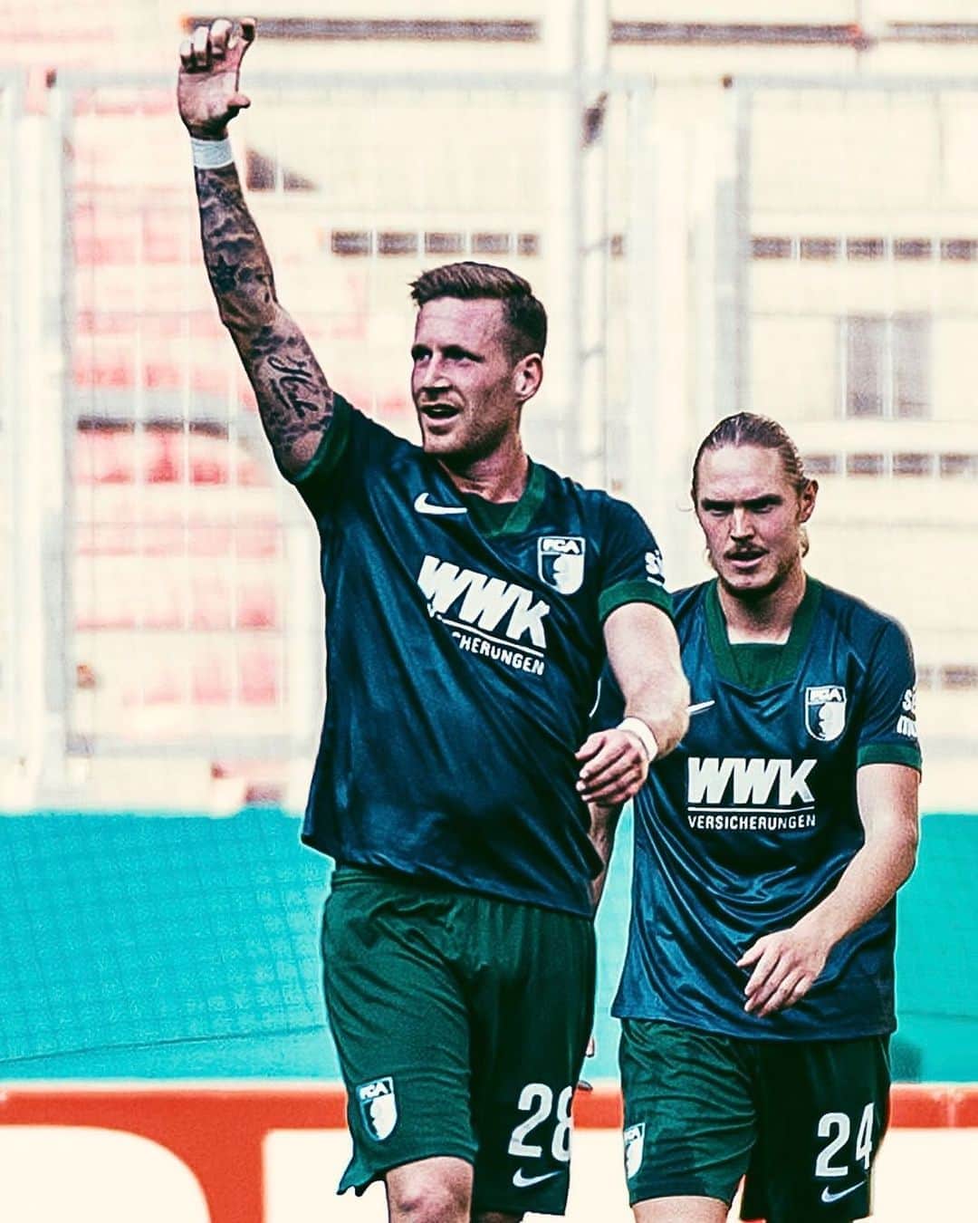 FCアウクスブルクさんのインスタグラム写真 - (FCアウクスブルクInstagram)「#ManOfTheMatch in seinem 100. Pflichtspiel für ❤️💚🤍! 💪 #FCA #MTVFCA #FCA1907 #fcaugsburg #dfbpokal」9月13日 22時16分 - fcaugsburg1907