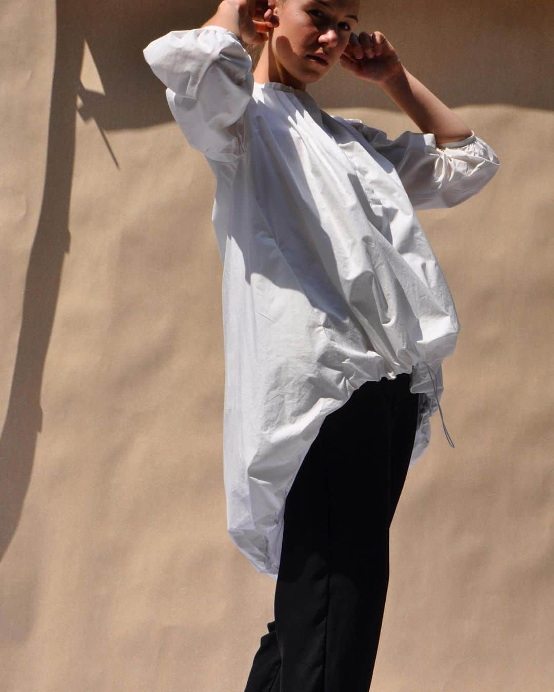 コレクションプリヴェさんのインスタグラム写真 - (コレクションプリヴェInstagram)「One of the most perennially stylish item in a woman’s wardrobe - the white shirt ! #collectionpriveeofficial #ss21  • • • • #newcollection #whiteshirt #womenstyle #womenswear #white #mfw #whiteonweb #fashionista #iconic #baloonshirt #blackandwhite #rtw #totallook #contemporary #madeinitaly #italianbrand」9月13日 16時54分 - collectionpriveeofficial